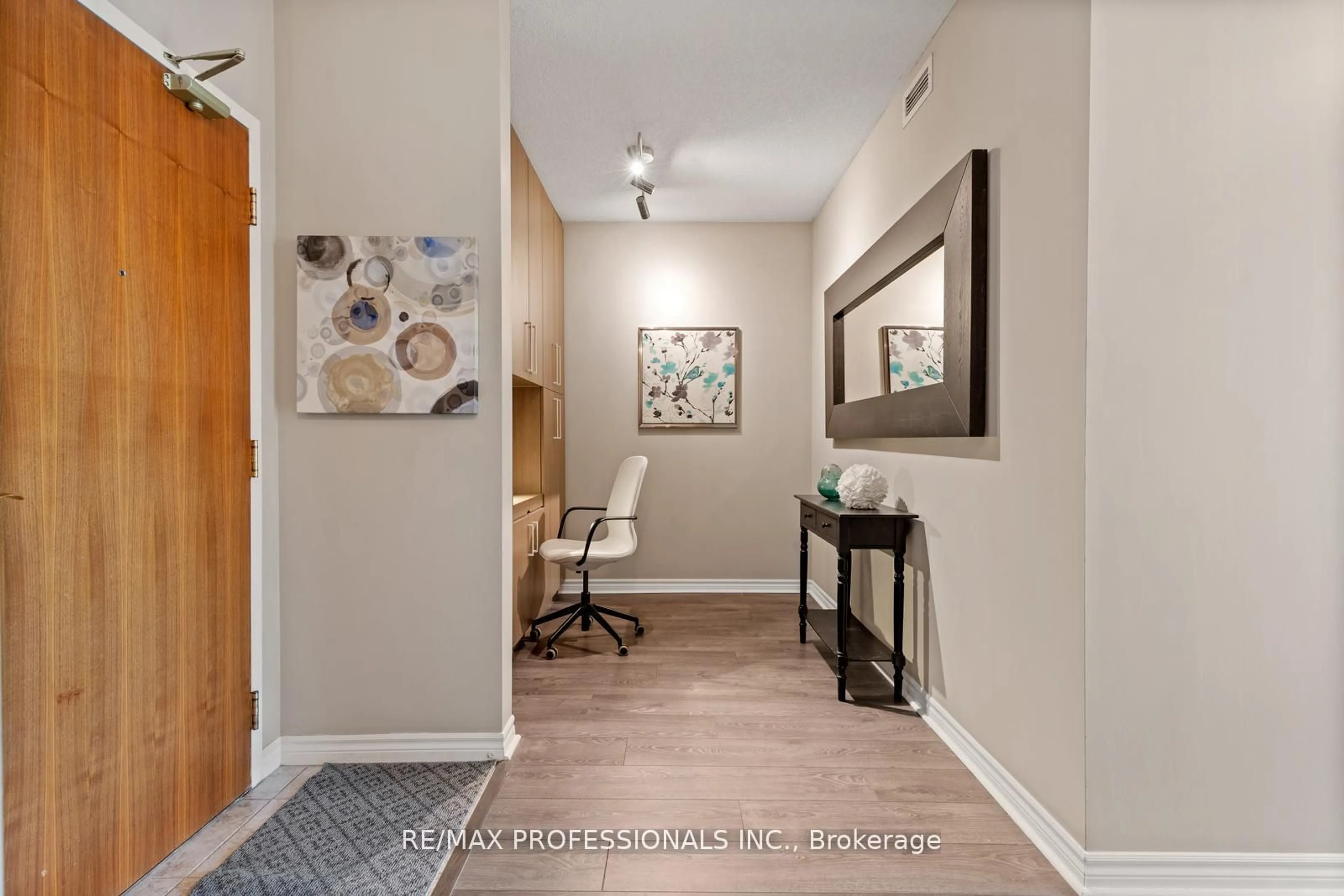 Indoor entryway for 3830 Bathurst St #108, Toronto Ontario M3H 6C5