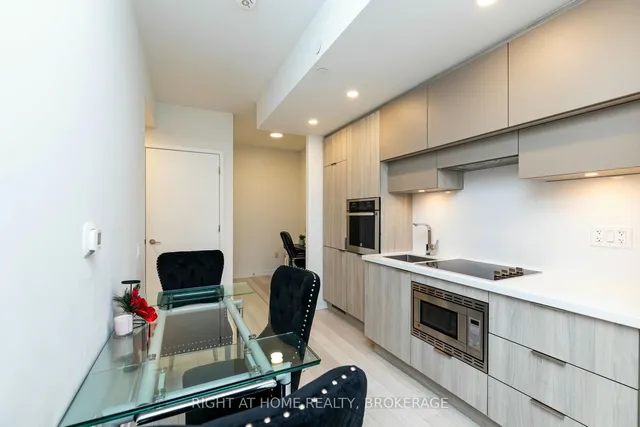 Additional image 19 of 39 Roehampton Ave Unit 1301