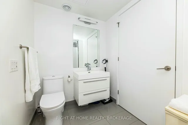 Additional image 13 of 39 Roehampton Ave Unit 1301