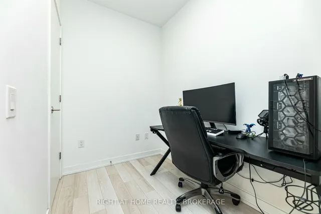 Additional image 12 of 39 Roehampton Ave Unit 1301