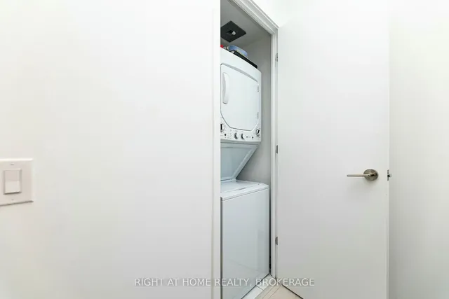 Additional image 10 of 39 Roehampton Ave Unit 1301