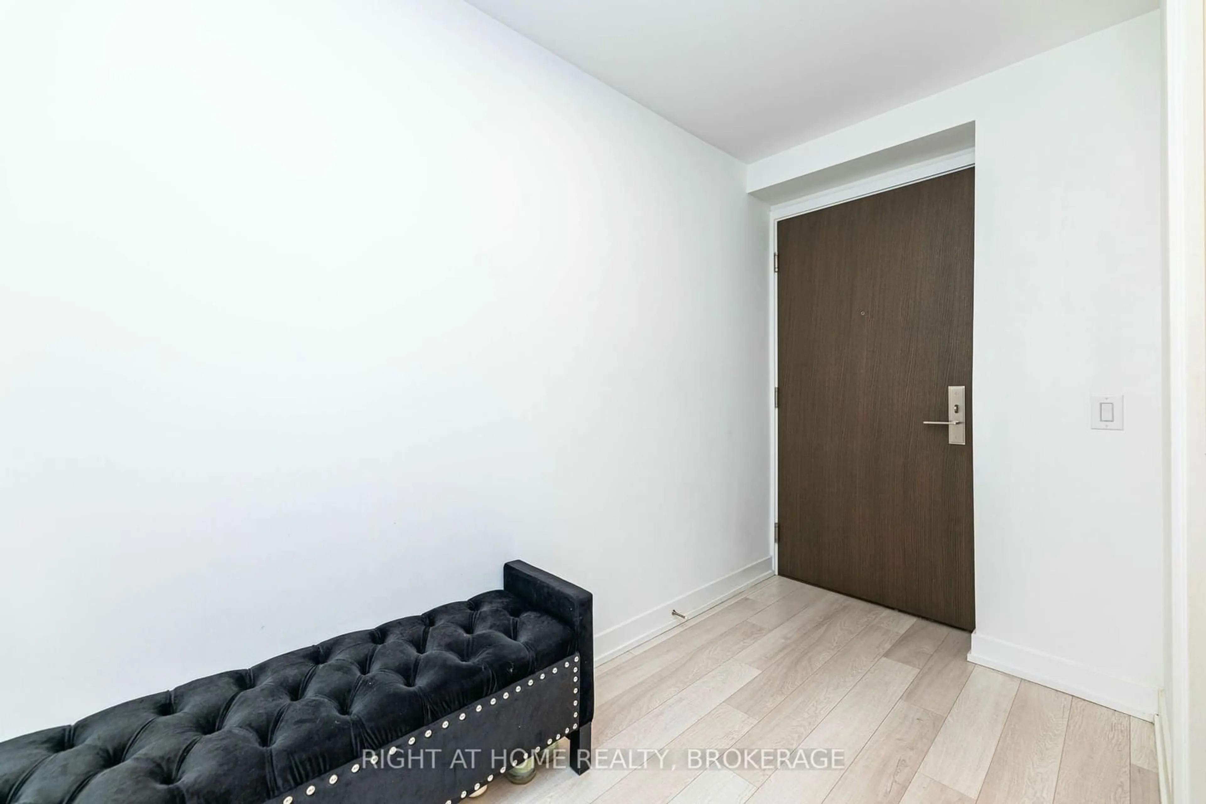 Indoor entryway for 39 Roehampton Ave #1301, Toronto Ontario M4P 0G1