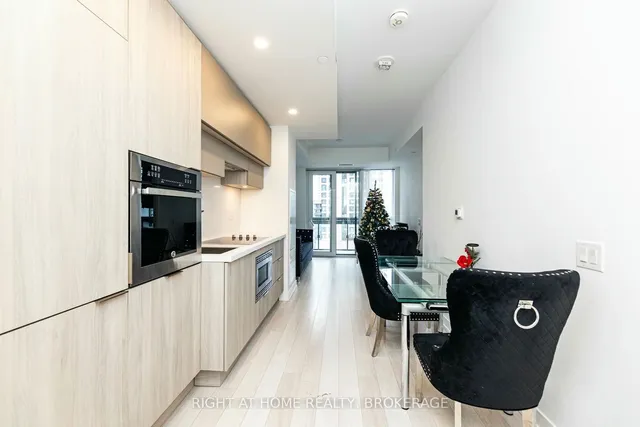 Additional image 22 of 39 Roehampton Ave Unit 1301