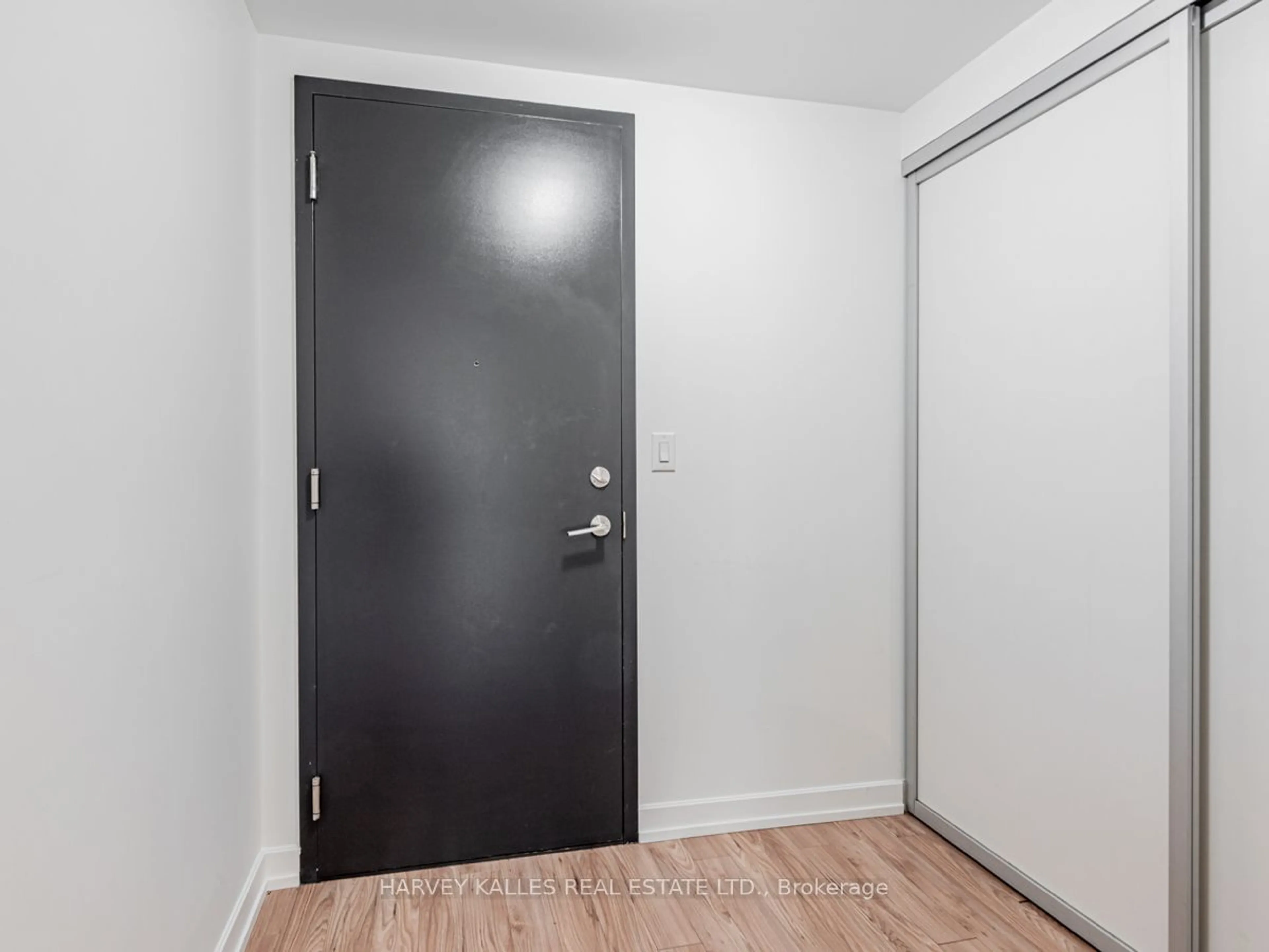 Indoor entryway for 377 Madison Ave #314, Toronto Ontario M4V 3E1