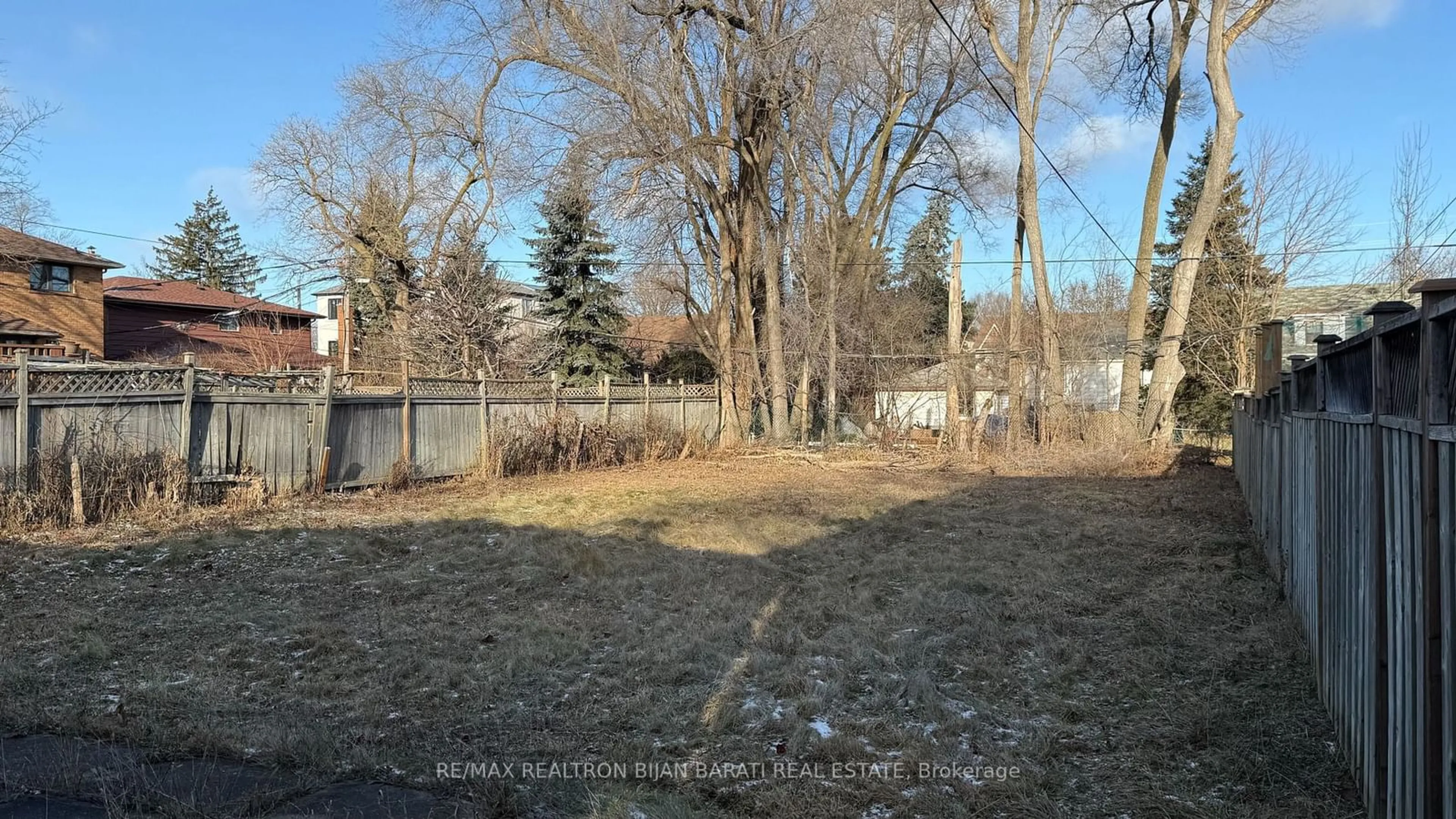 A pic from outside/outdoor area/front of a property/back of a property/a pic from drone, street for 208 Olive Ave, Toronto Ontario M2N 4P6