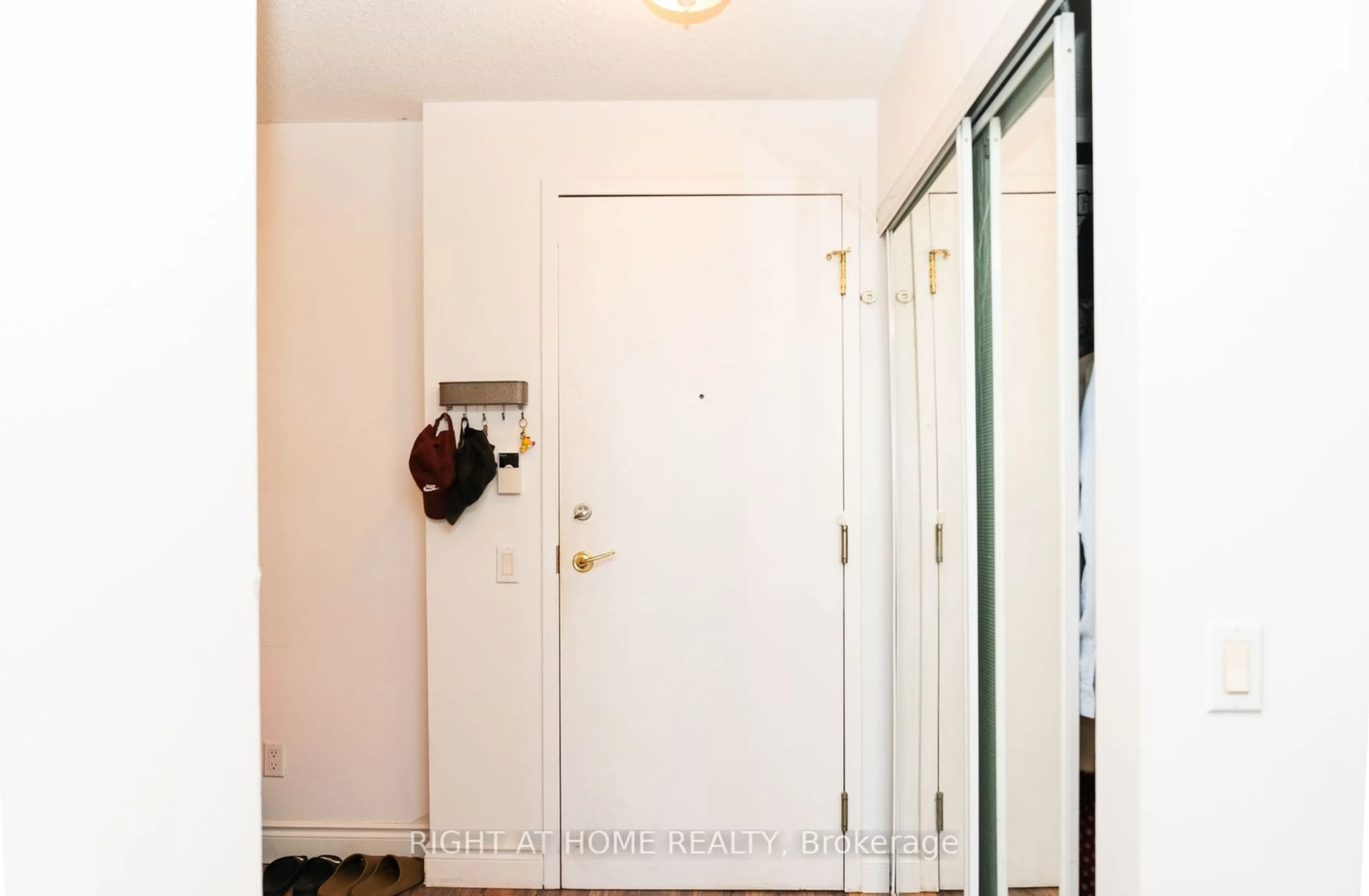 Indoor entryway for 10 Northtown Way #1814, Toronto Ontario M3H 5S9