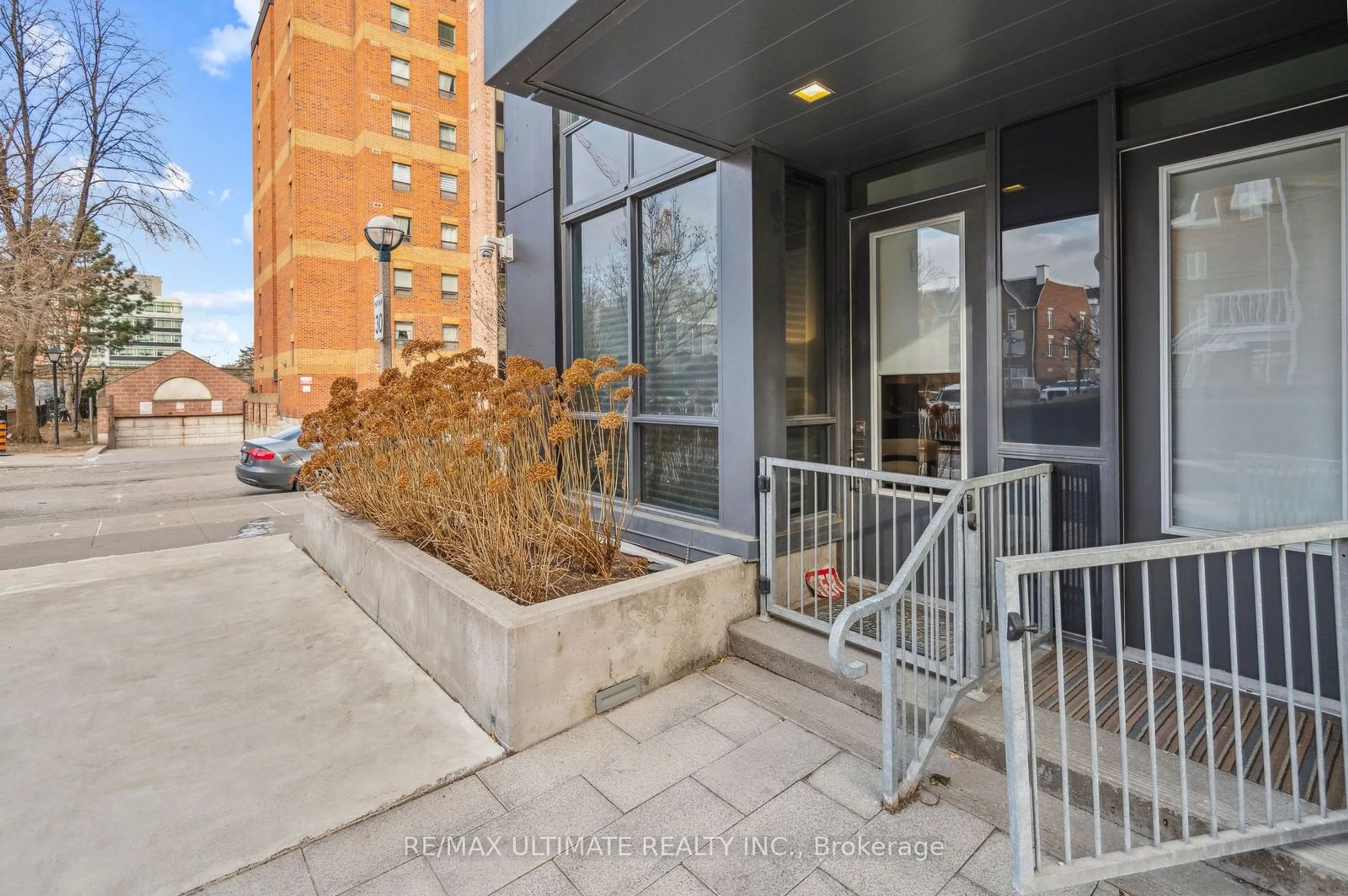 Patio, unknown for 1030 King St #121, Toronto Ontario M6K 3N3