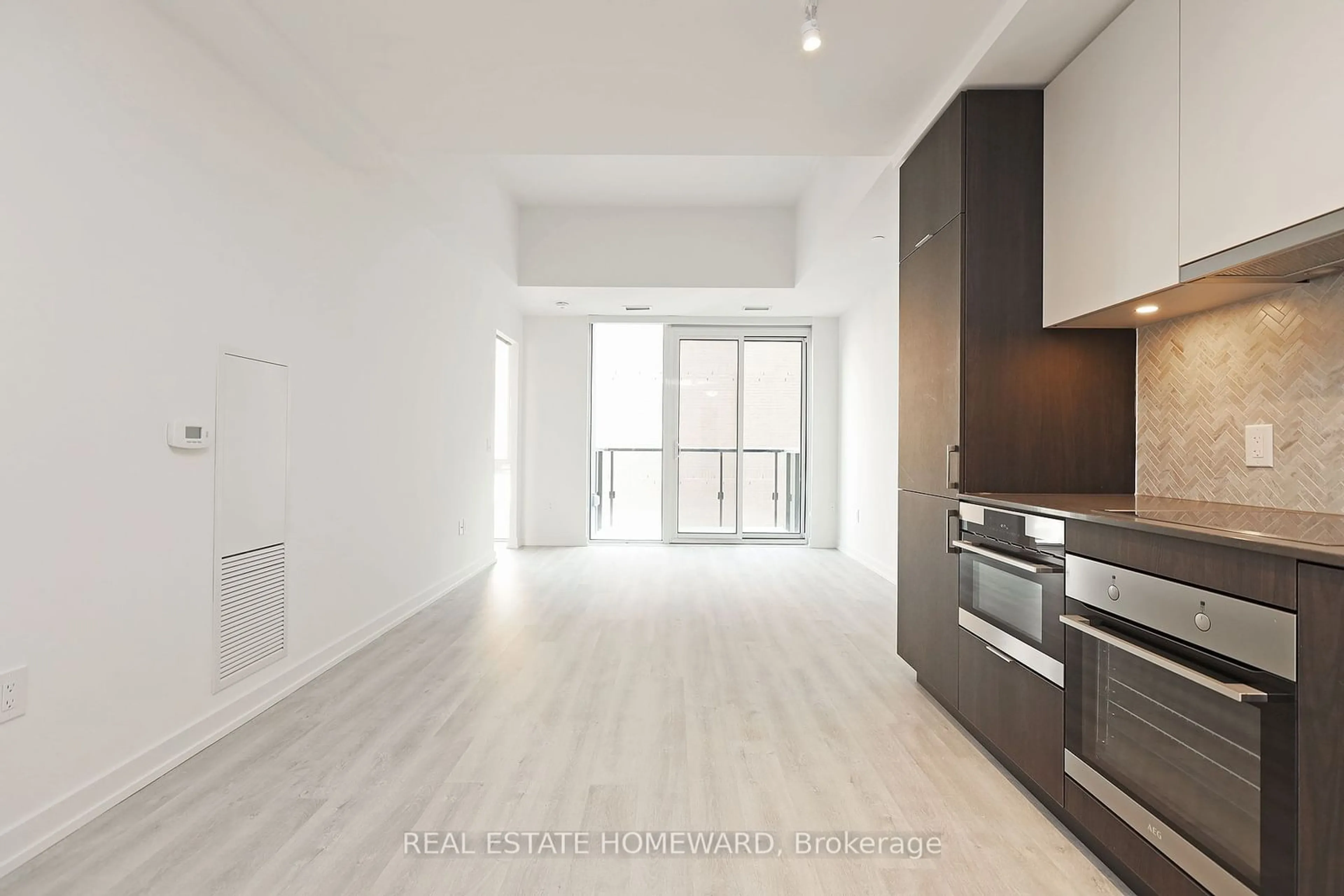 Standard kitchen, wood/laminate floor for 158 Front St #706, Toronto Ontario M5A 1E5