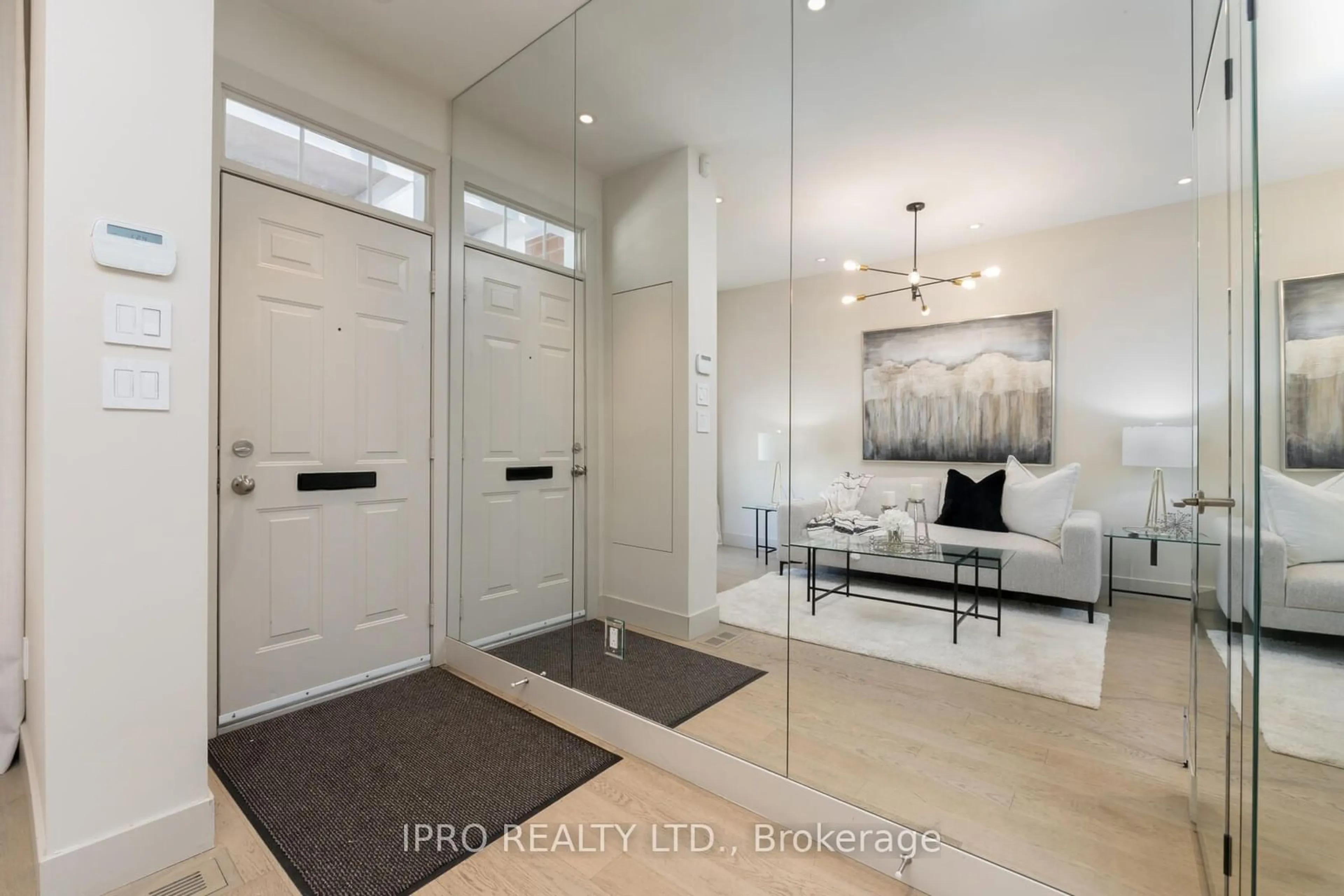 Indoor entryway for 15 niagara St, Toronto Ontario M5V 1C2