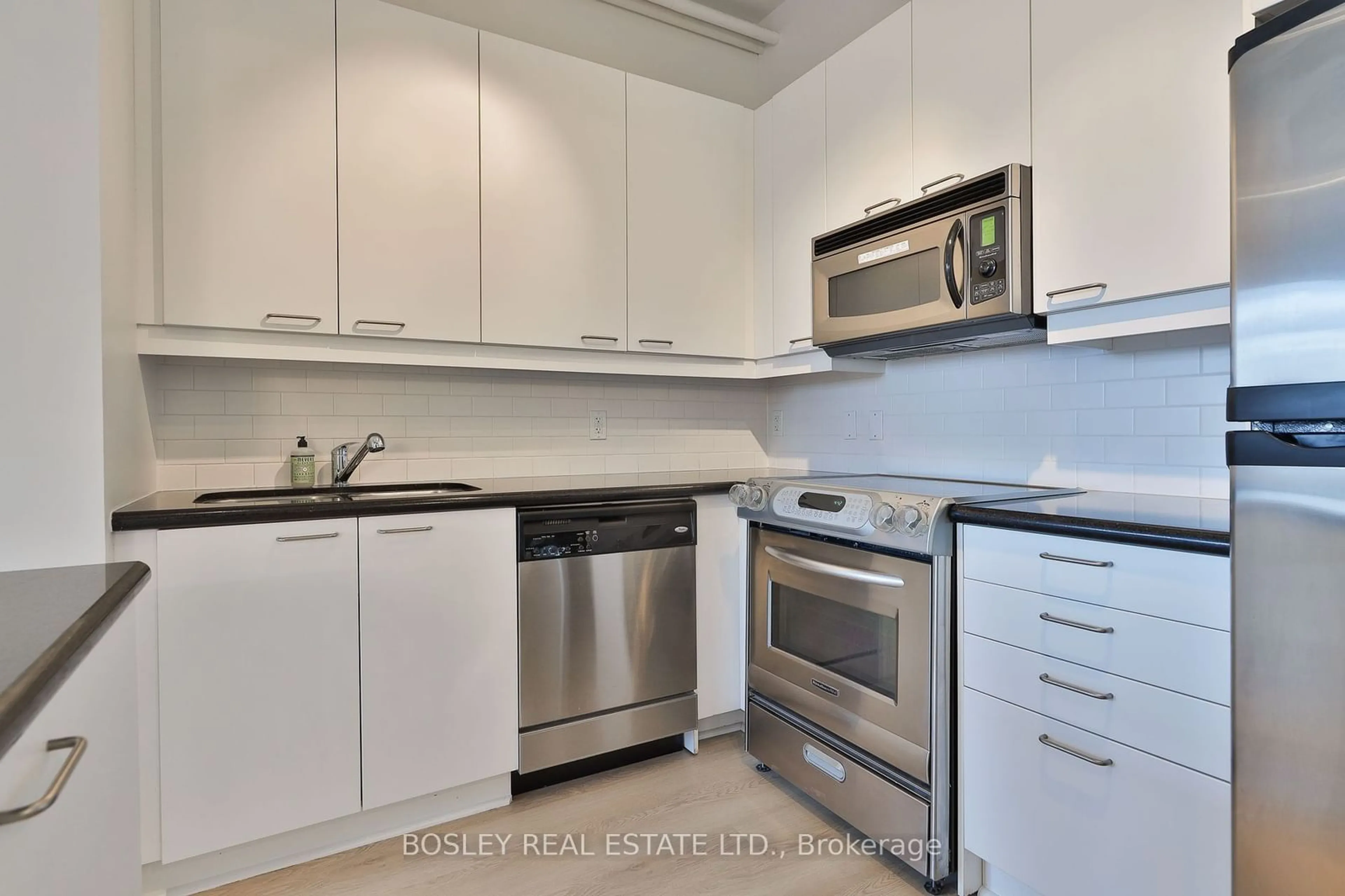 Standard kitchen, unknown for 955 Queen St #PH6, Toronto Ontario M6J 3X5