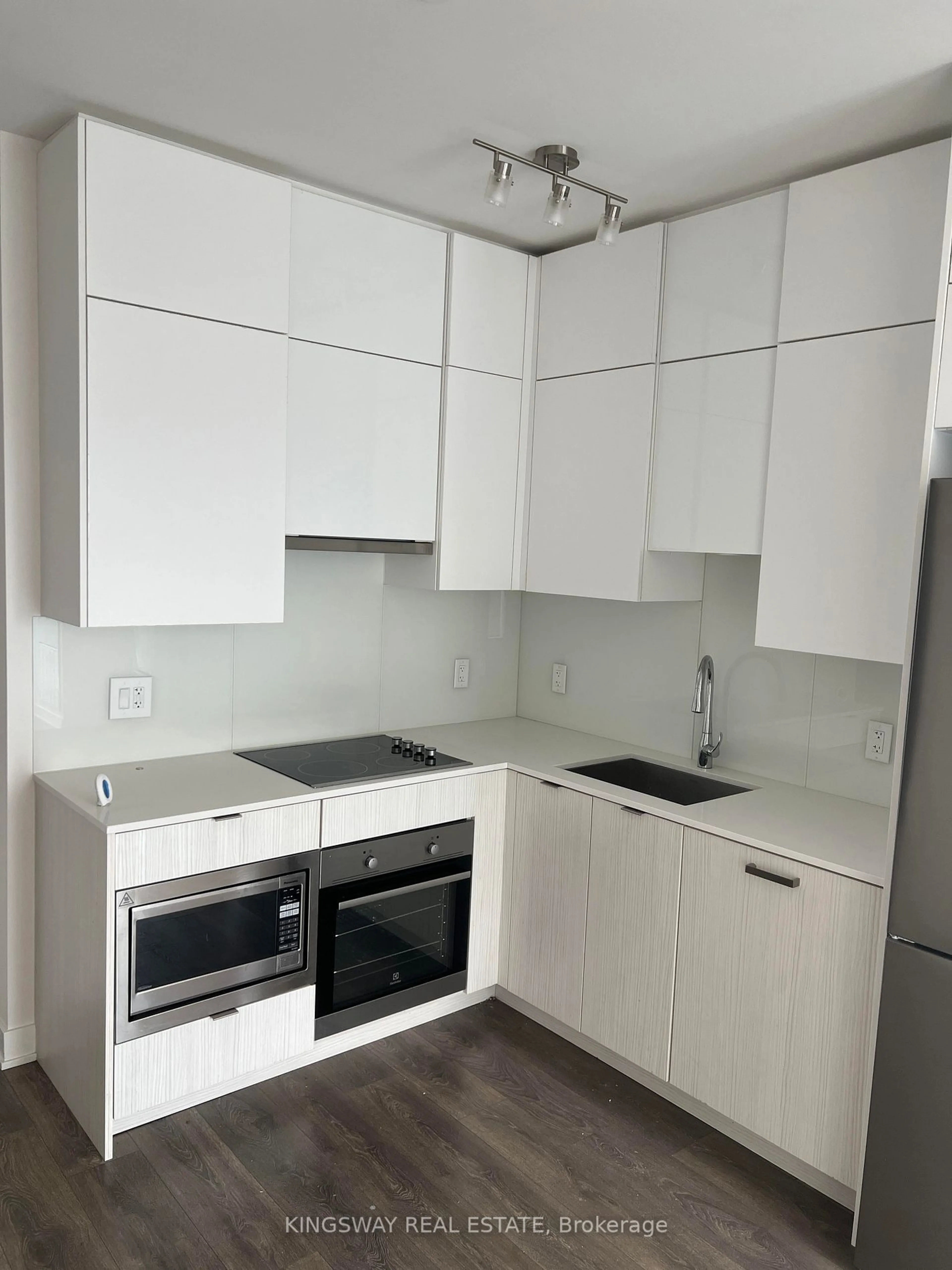 Standard kitchen, unknown for 195 Redpath Ave #PH12, Toronto Ontario M4P 0E3