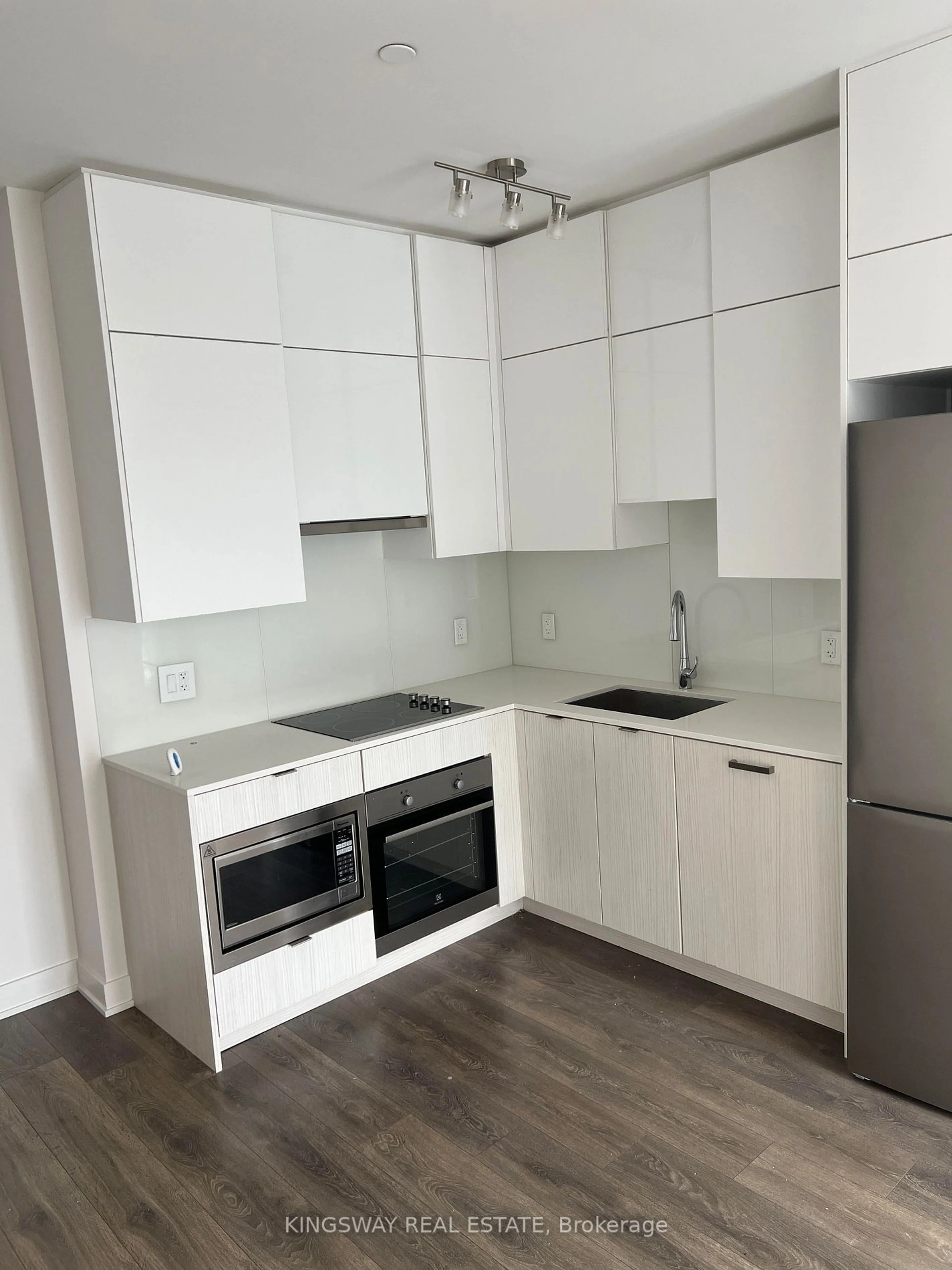 Standard kitchen, wood/laminate floor for 195 Redpath Ave #PH12, Toronto Ontario M4P 0E3