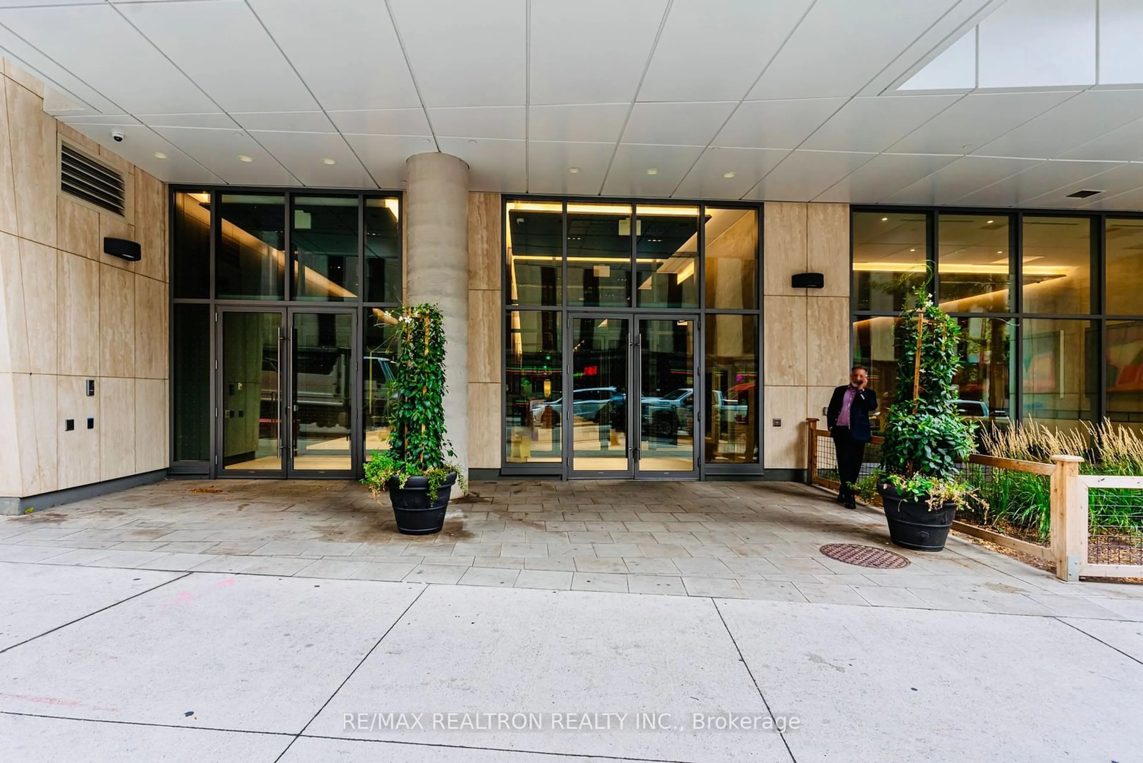 Indoor foyer for 2221 Yonge St #2911, Toronto Ontario M4S 2B4