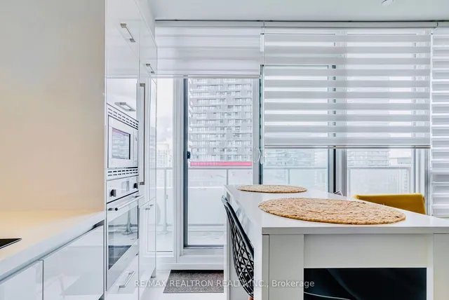 Additional property image - 2221 Yonge St Unit 2911