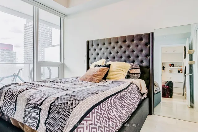 Additional property image - 2221 Yonge St Unit 2911