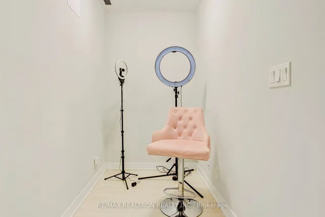 Additional property image - 2221 Yonge St Unit 2911