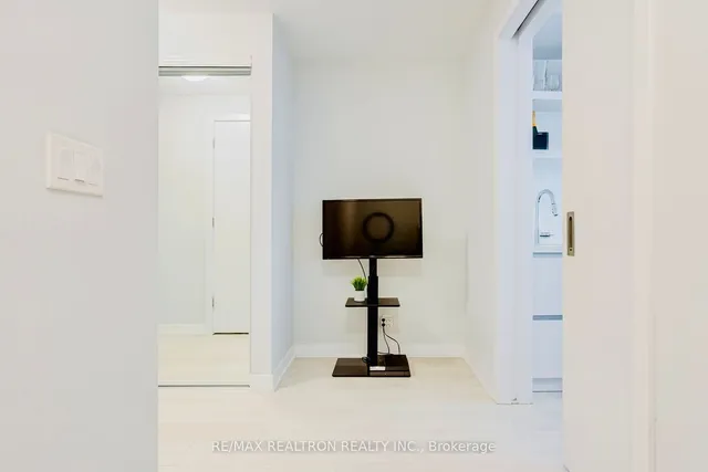 Additional property image - 2221 Yonge St Unit 2911
