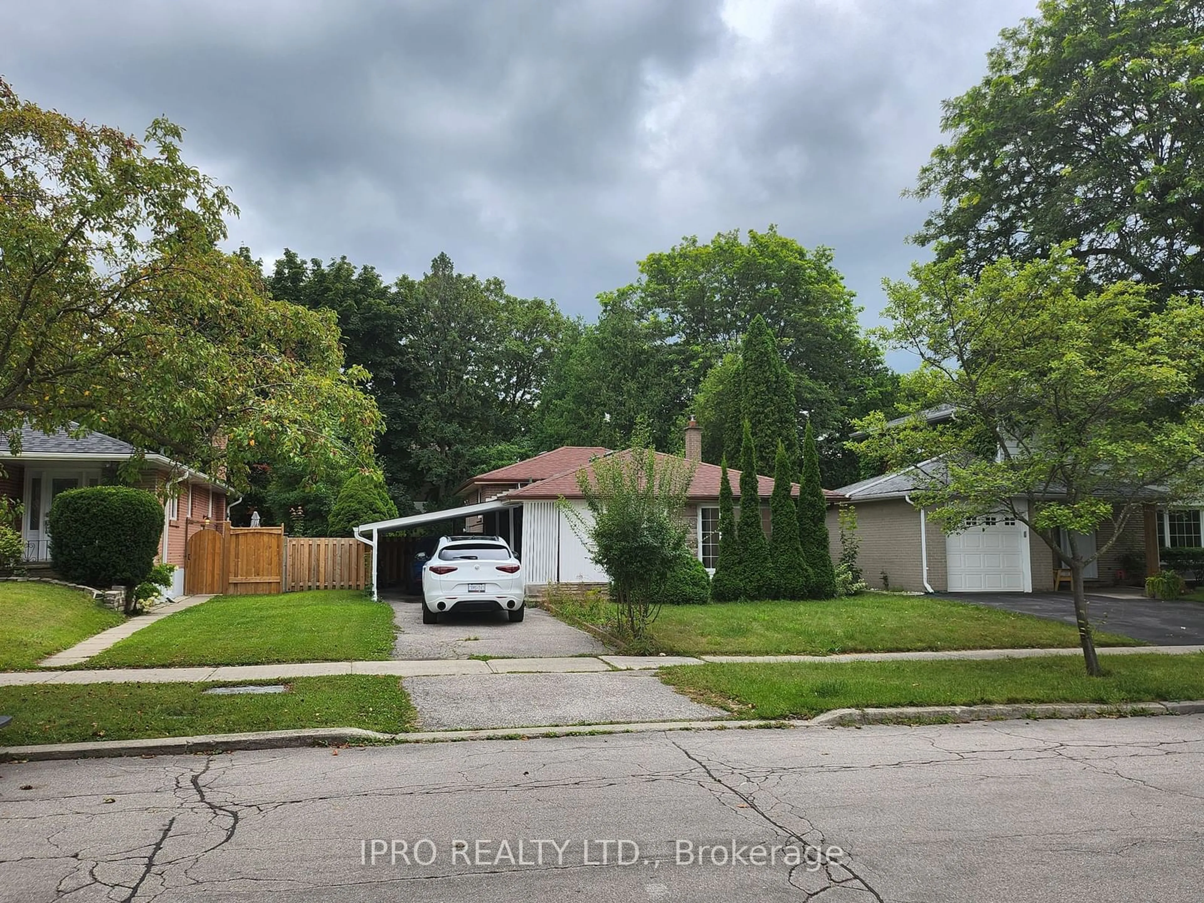 A pic from outside/outdoor area/front of a property/back of a property/a pic from drone, street for 16 Cresthaven Dr, Toronto Ontario M2H 1L7