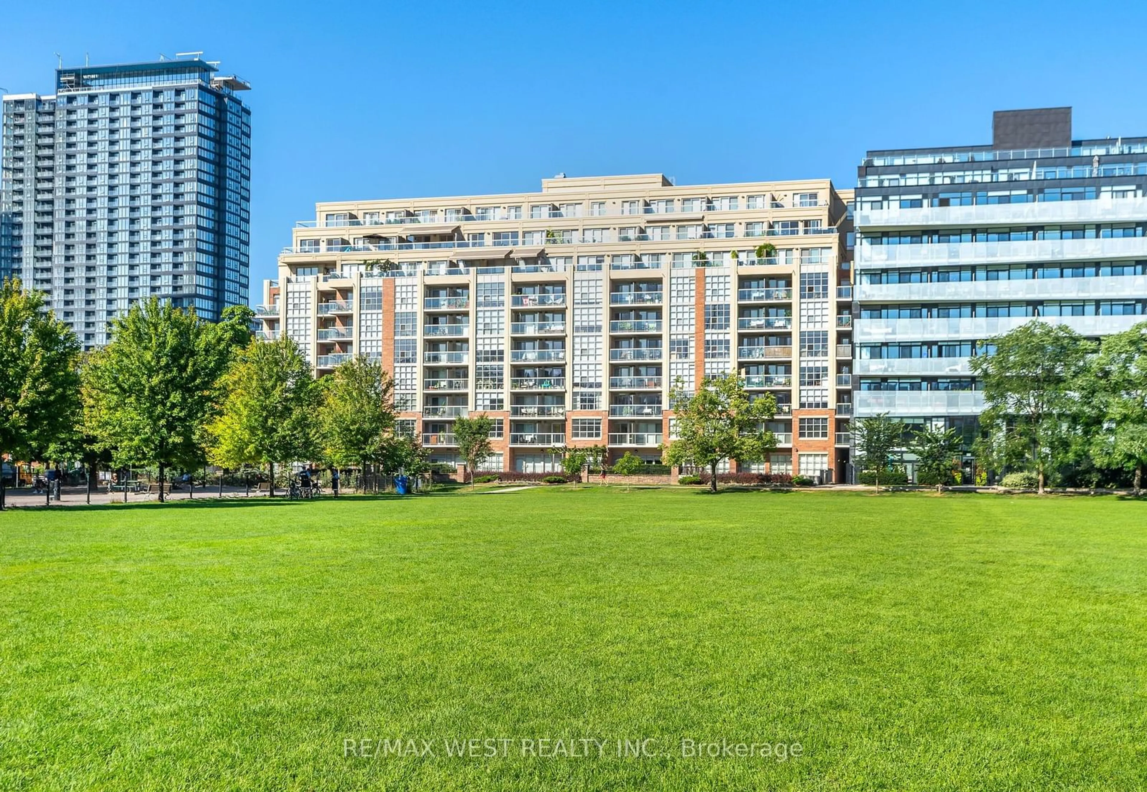 A pic from outside/outdoor area/front of a property/back of a property/a pic from drone, city buildings view from balcony for 15 Stafford St #305, Toronto Ontario M5V 3X6