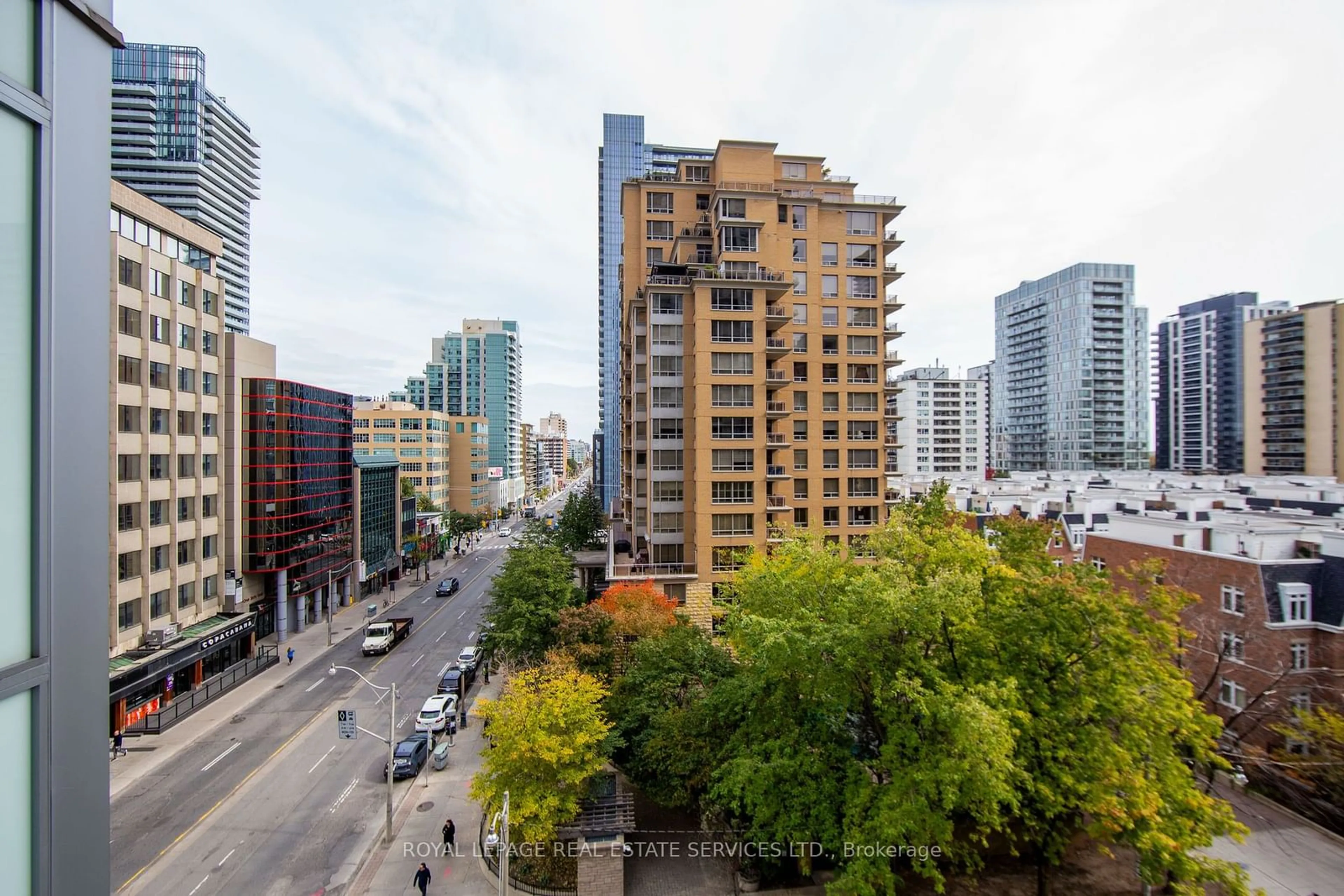 A pic from outside/outdoor area/front of a property/back of a property/a pic from drone, city buildings view from balcony for 98 Lillian St #520, Toronto Ontario M4S 0A5