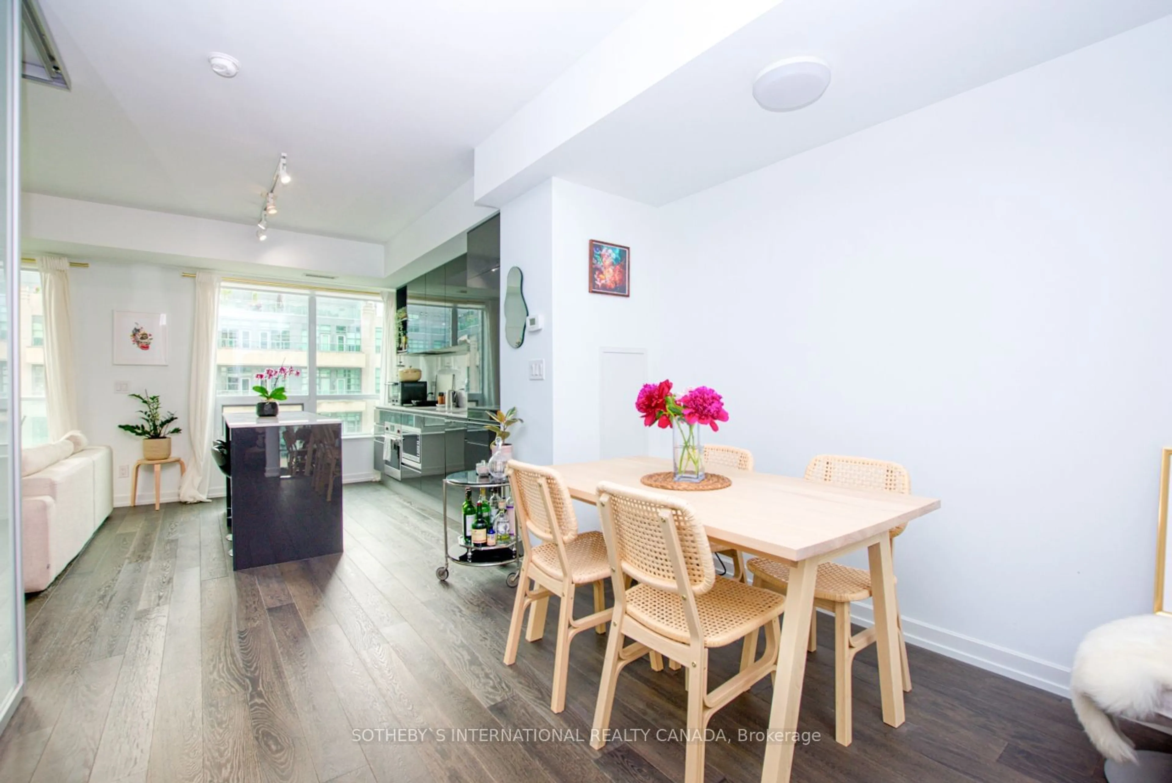 Dining room, wood/laminate floor for 377 Madison Ave #504, Toronto Ontario M4V 3E1