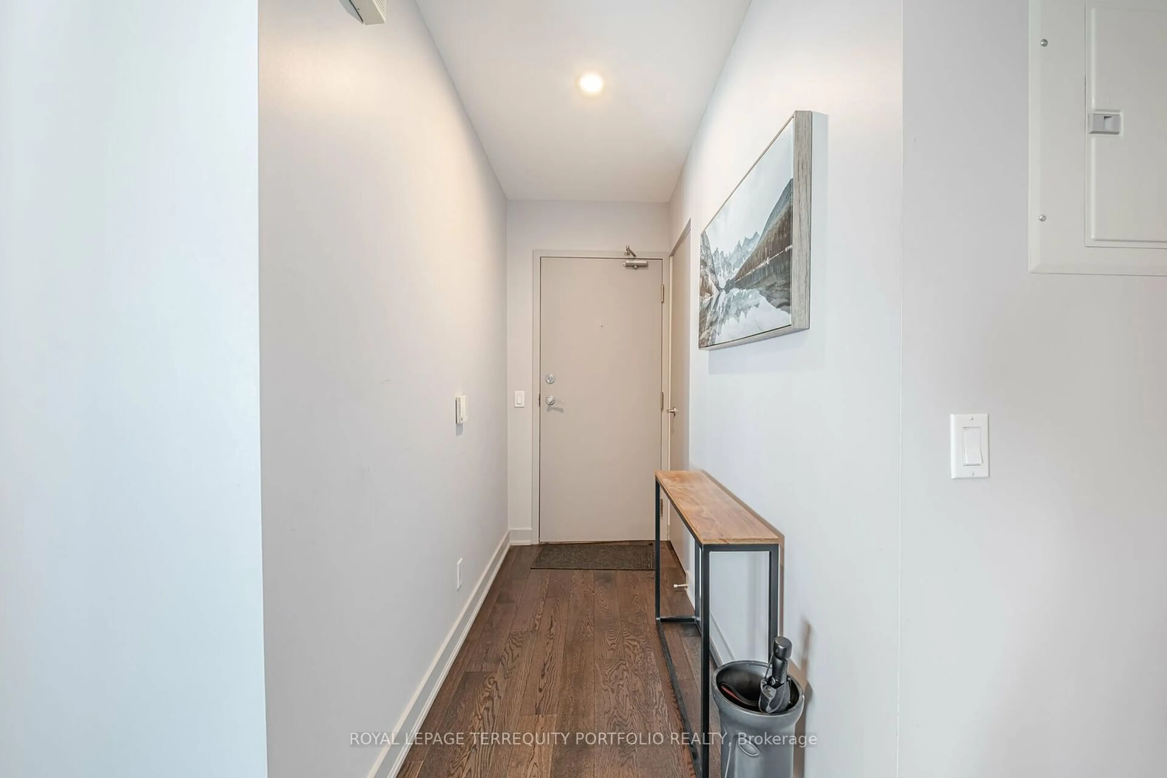 Indoor entryway for 361 Front St #2805, Toronto Ontario M5V 3R5