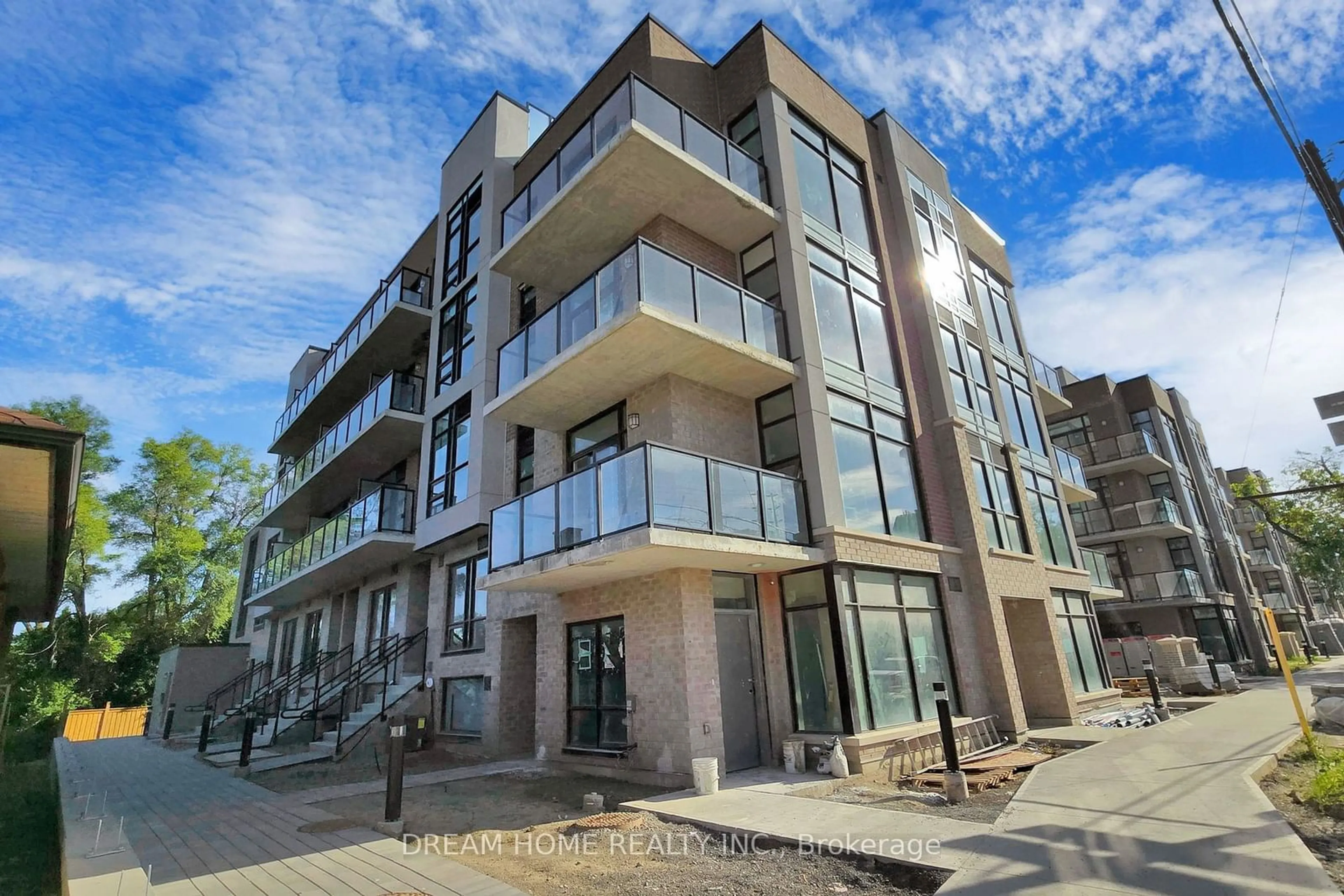 Patio, building for 851 Sheppard Ave #42, Toronto Ontario M3H 2T4