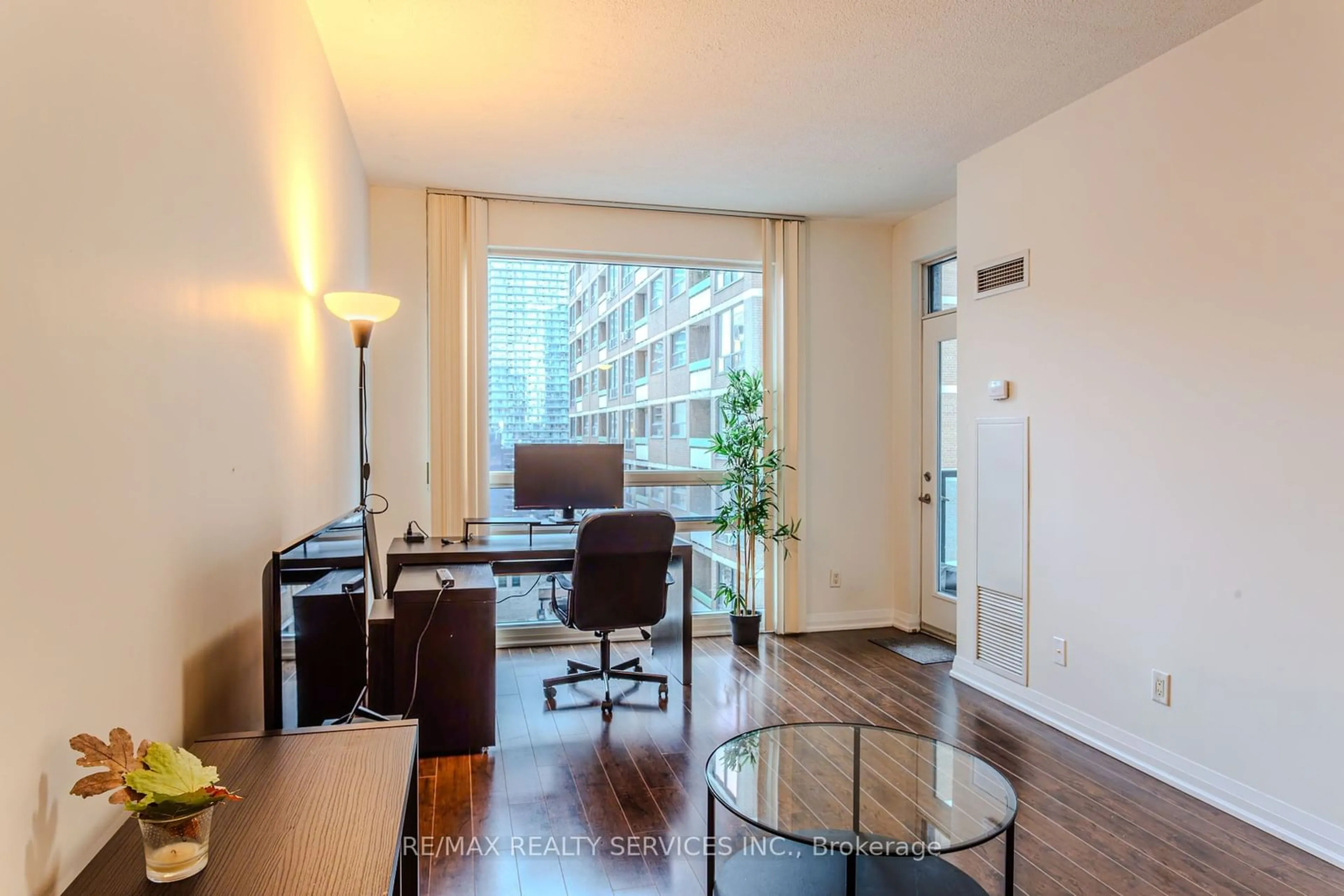 A pic of a room for 1121 Bay St #1407, Toronto Ontario M5S 3L9