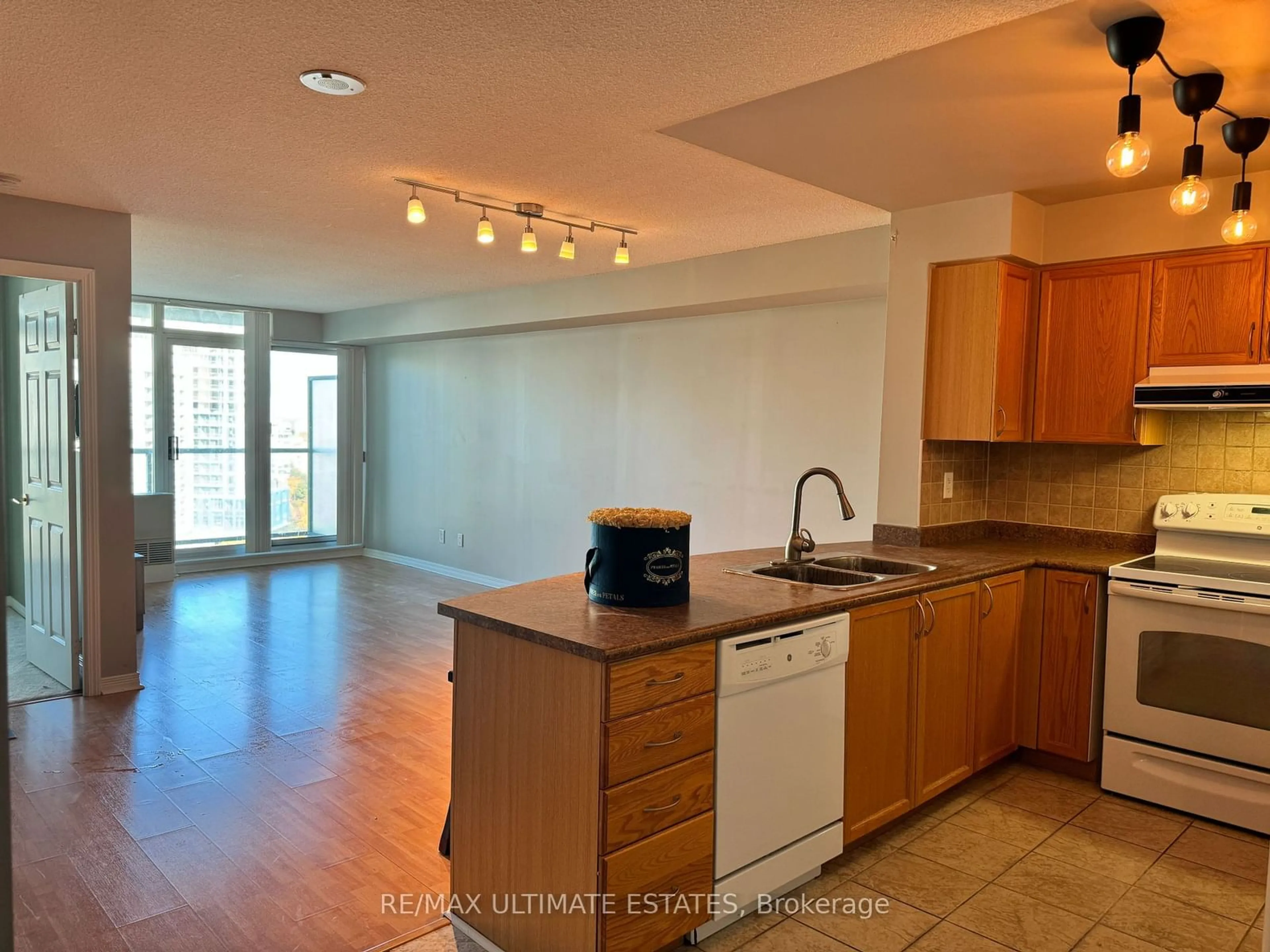 Standard kitchen, unknown for 5500 Yonge St #1511, Toronto Ontario M2N 7L1