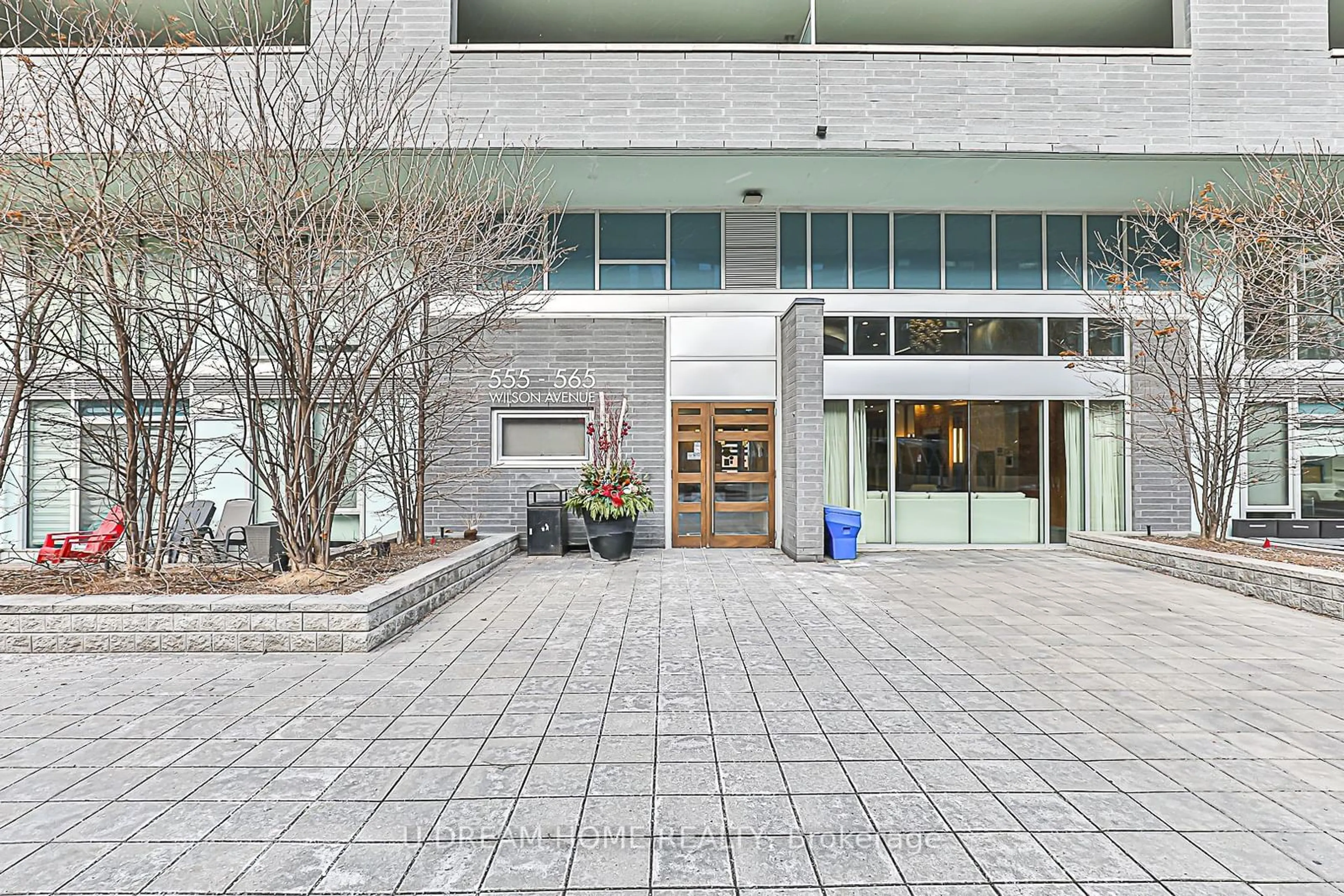 Indoor foyer for 555 Wilson Ave #E308, Toronto Ontario M3H 0C5