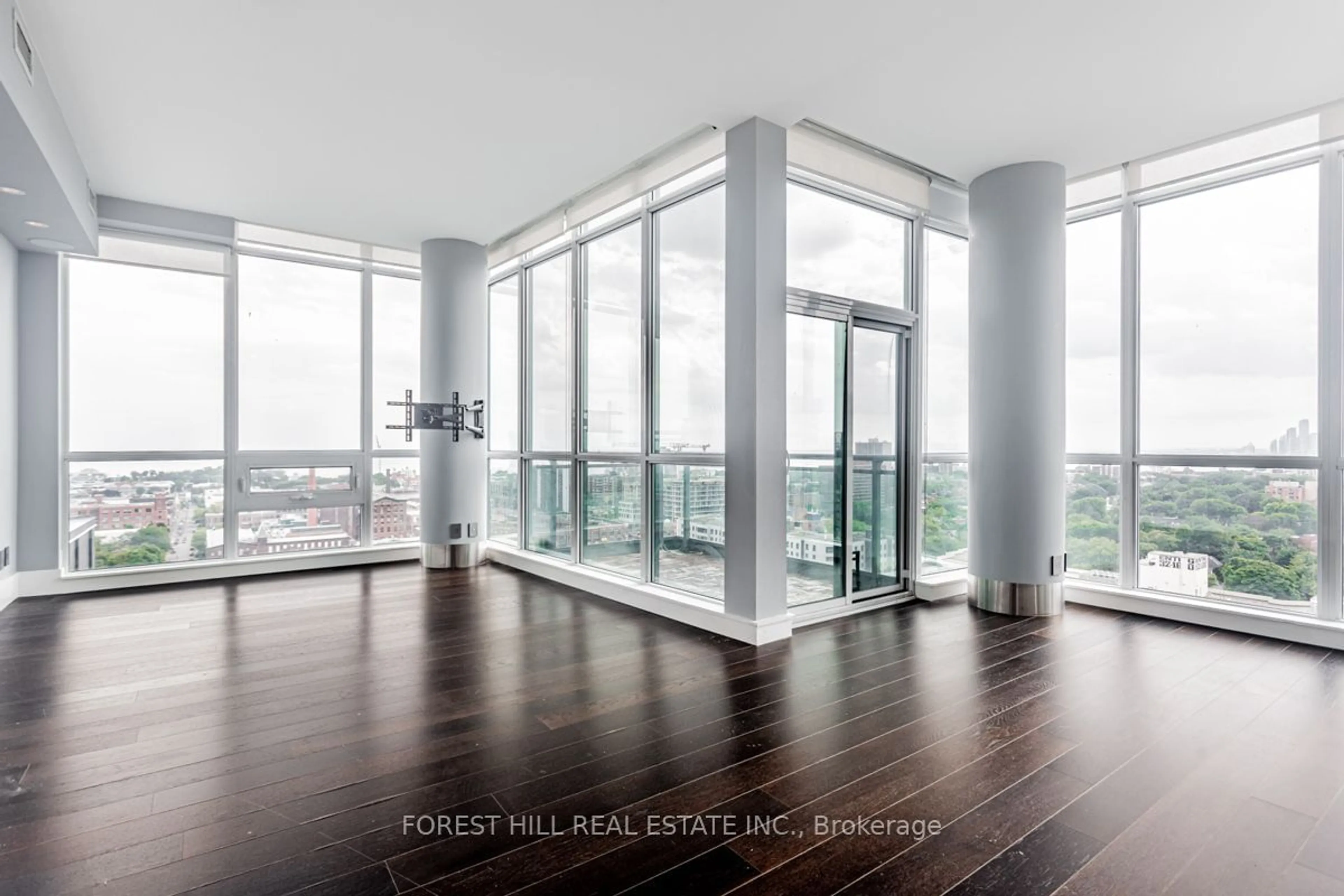 Indoor foyer for 1171 Queen St #PH5, Toronto Ontario M6J 1J4