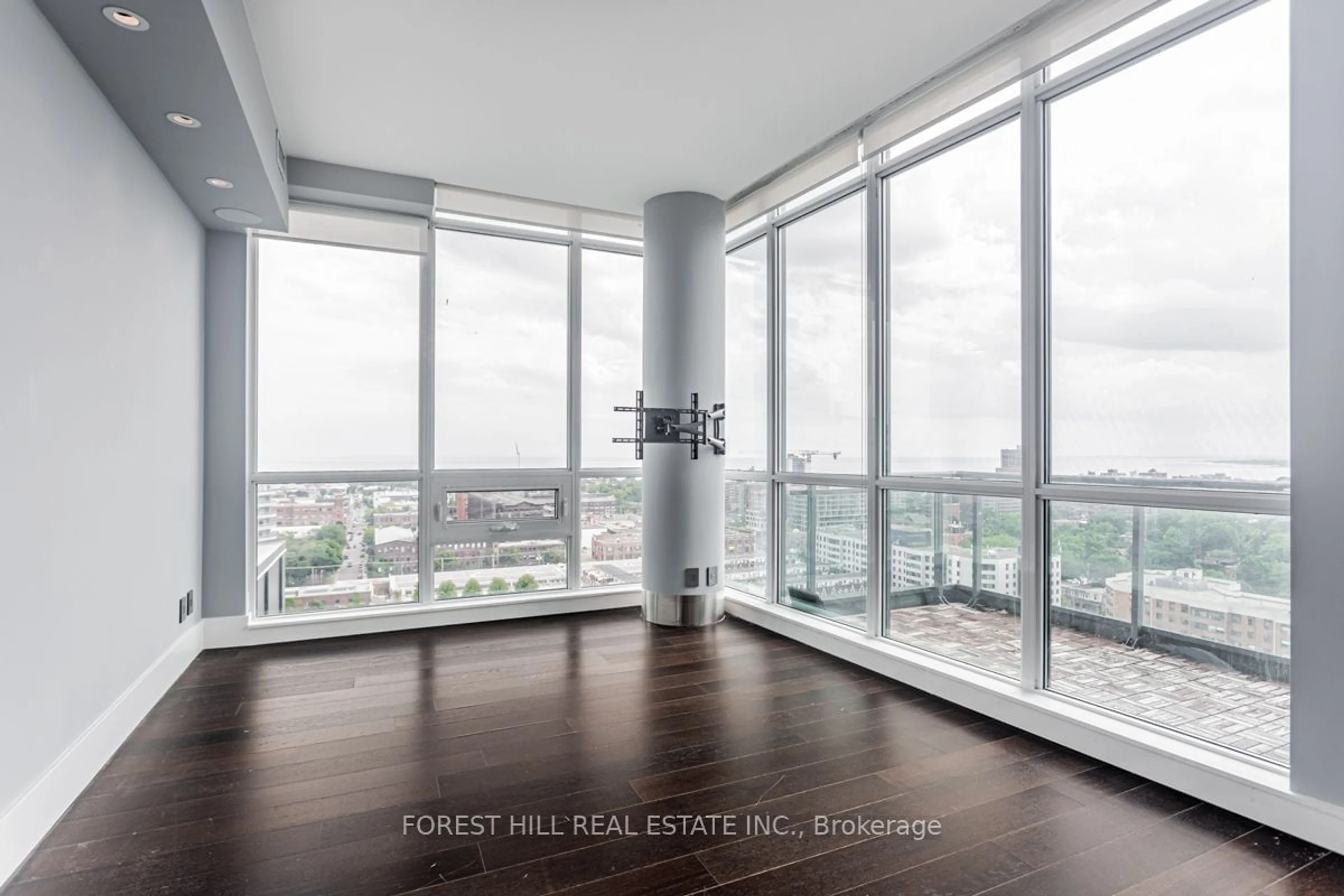 Indoor foyer for 1171 Queen St #PH5, Toronto Ontario M6J 1J4