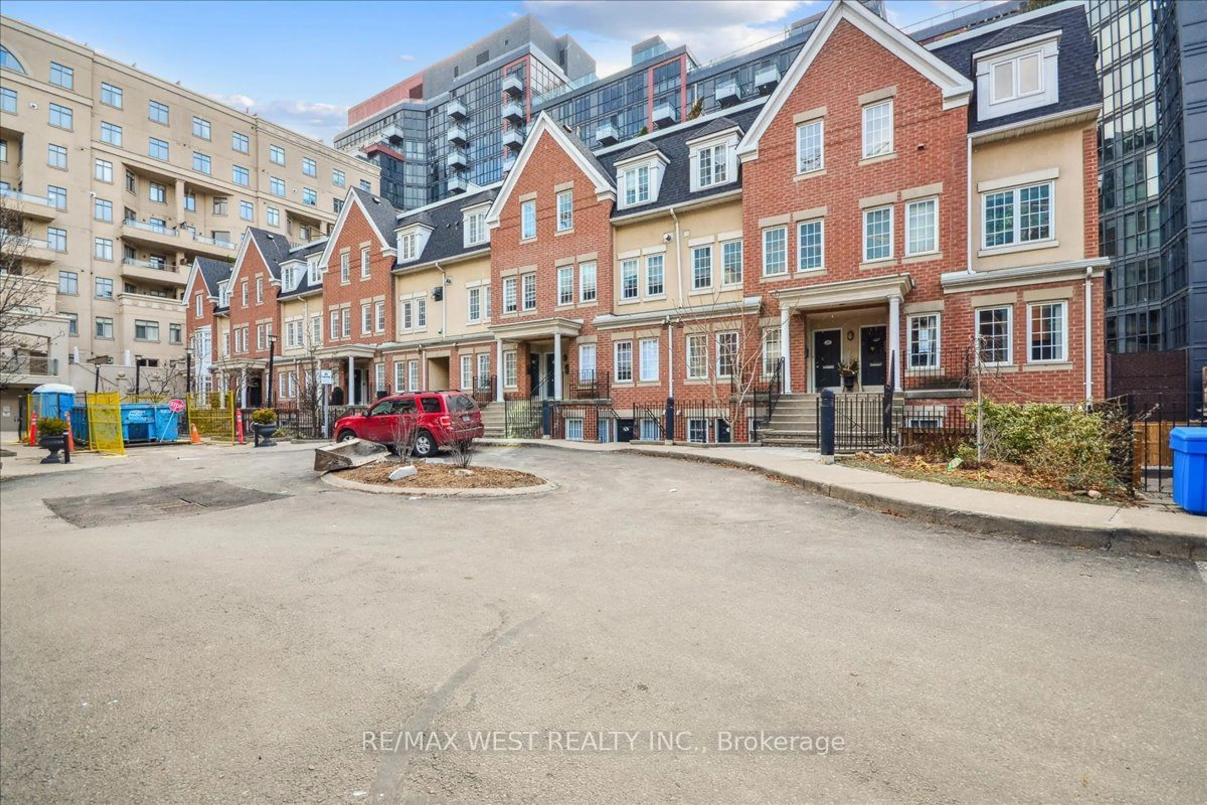 A pic from outside/outdoor area/front of a property/back of a property/a pic from drone, street for 11 Niagara St #31, Toronto Ontario M5V 3N9