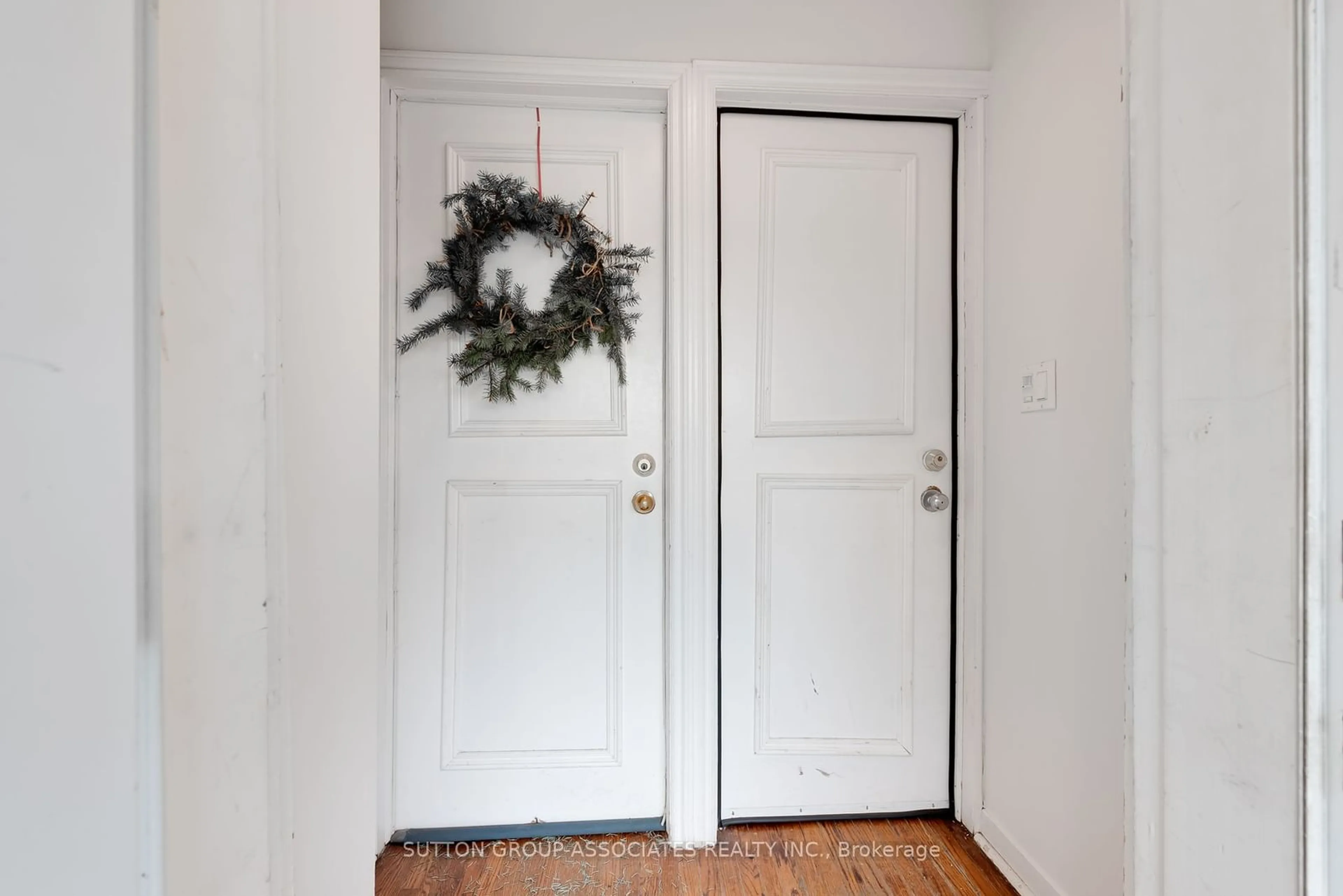 Indoor entryway for 882 Davenport Rd, Toronto Ontario M6G 2B6