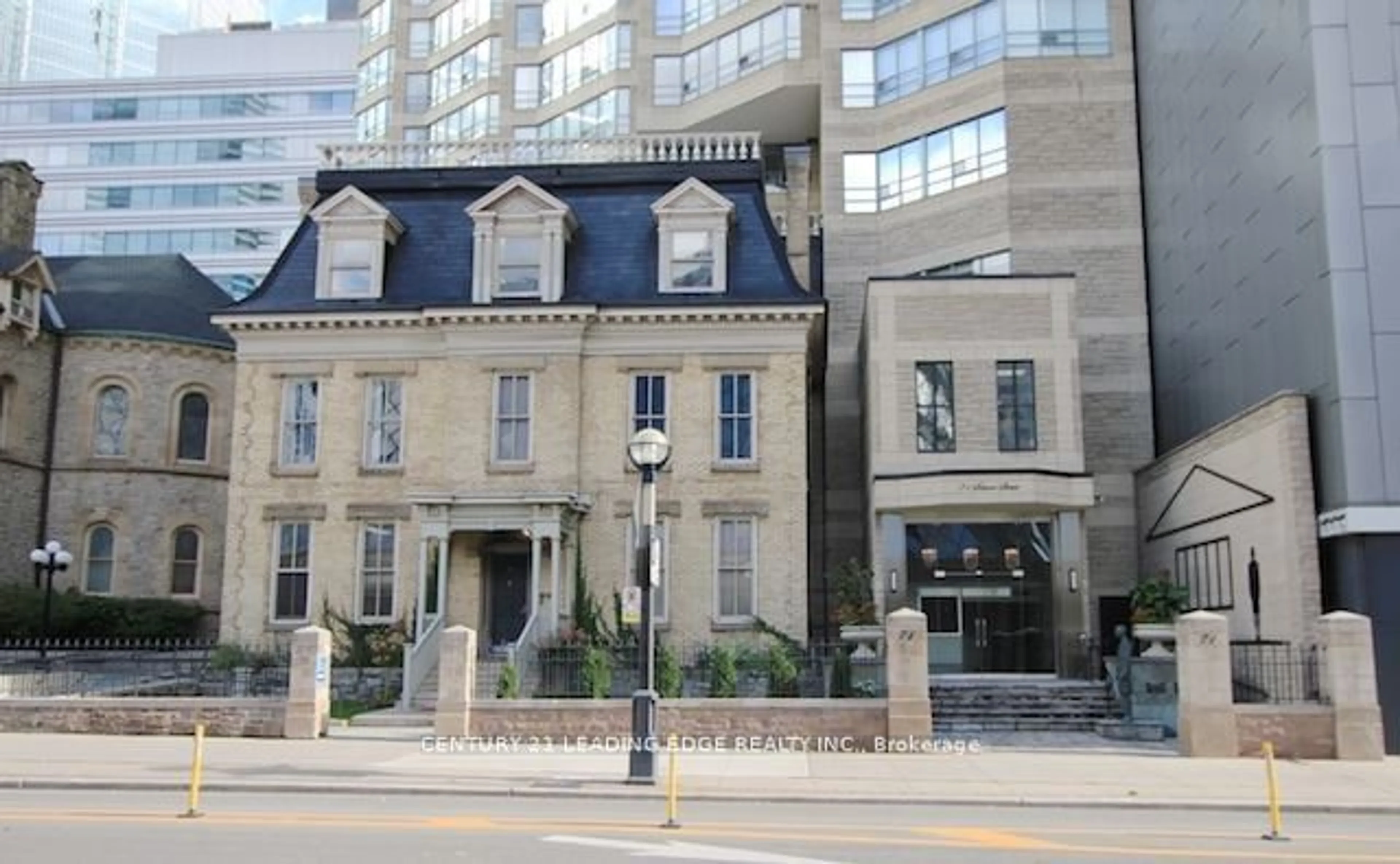 Patio, building for 71 Simcoe St #1504, Toronto Ontario M5J 1W9