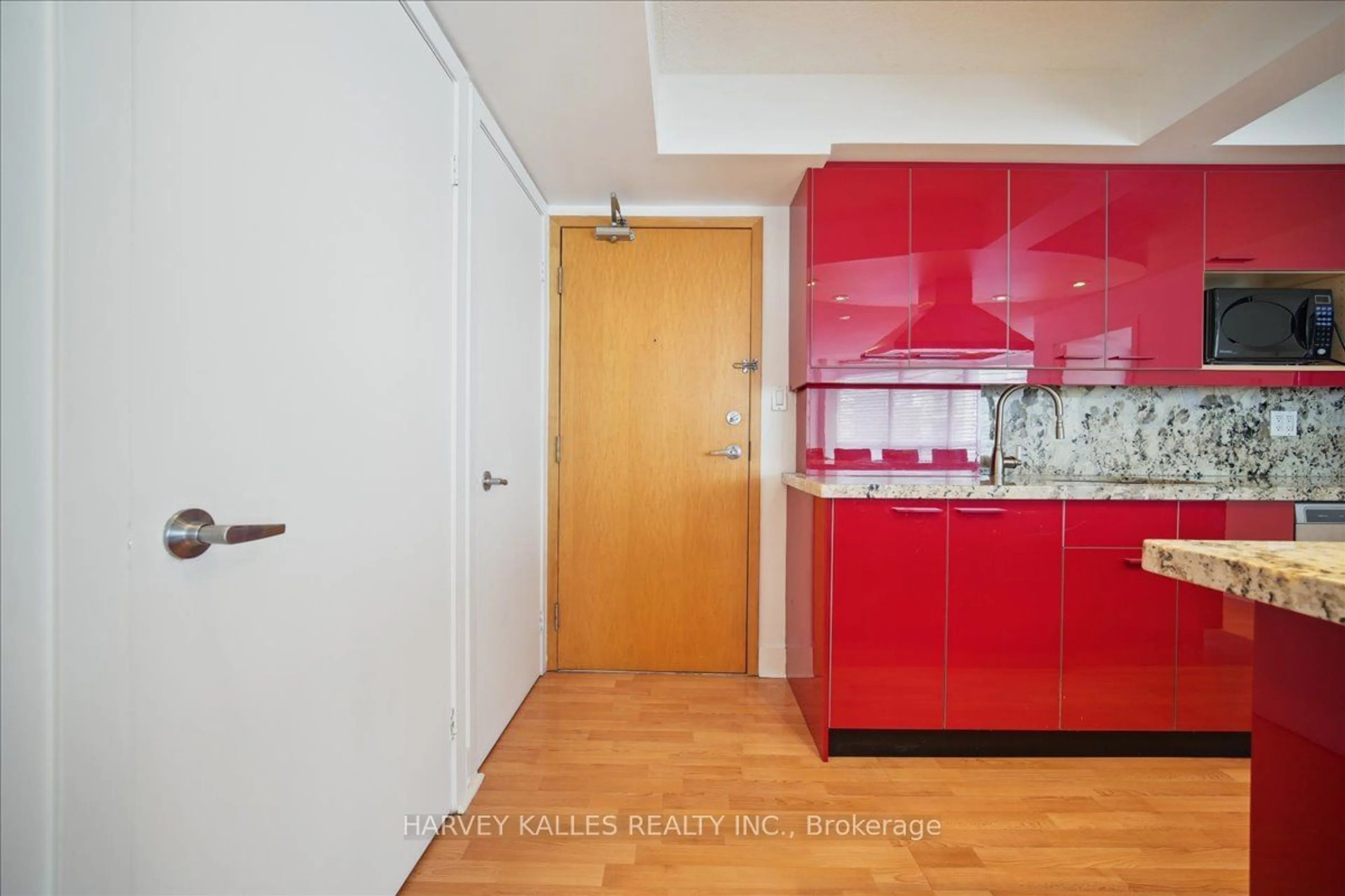 Standard kitchen, unknown for 550 Queens Quay #809, Toronto Ontario M5V 3M8