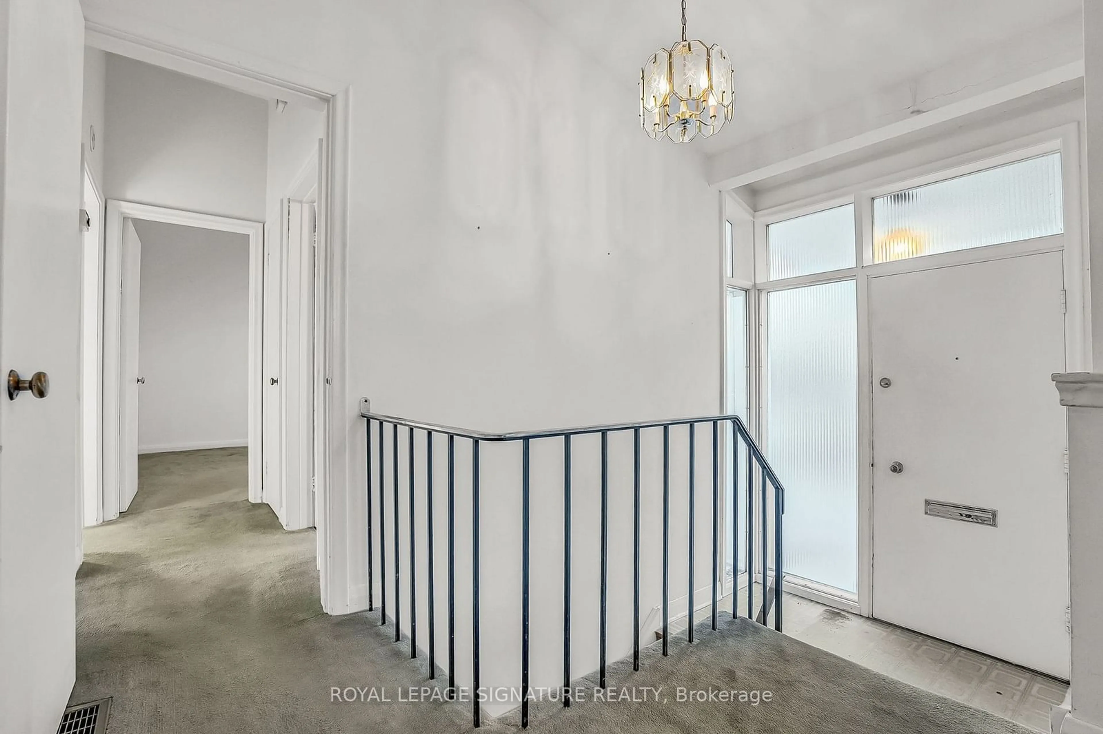 Indoor foyer for 20 Chatfield Dr, Toronto Ontario M3B 1K5