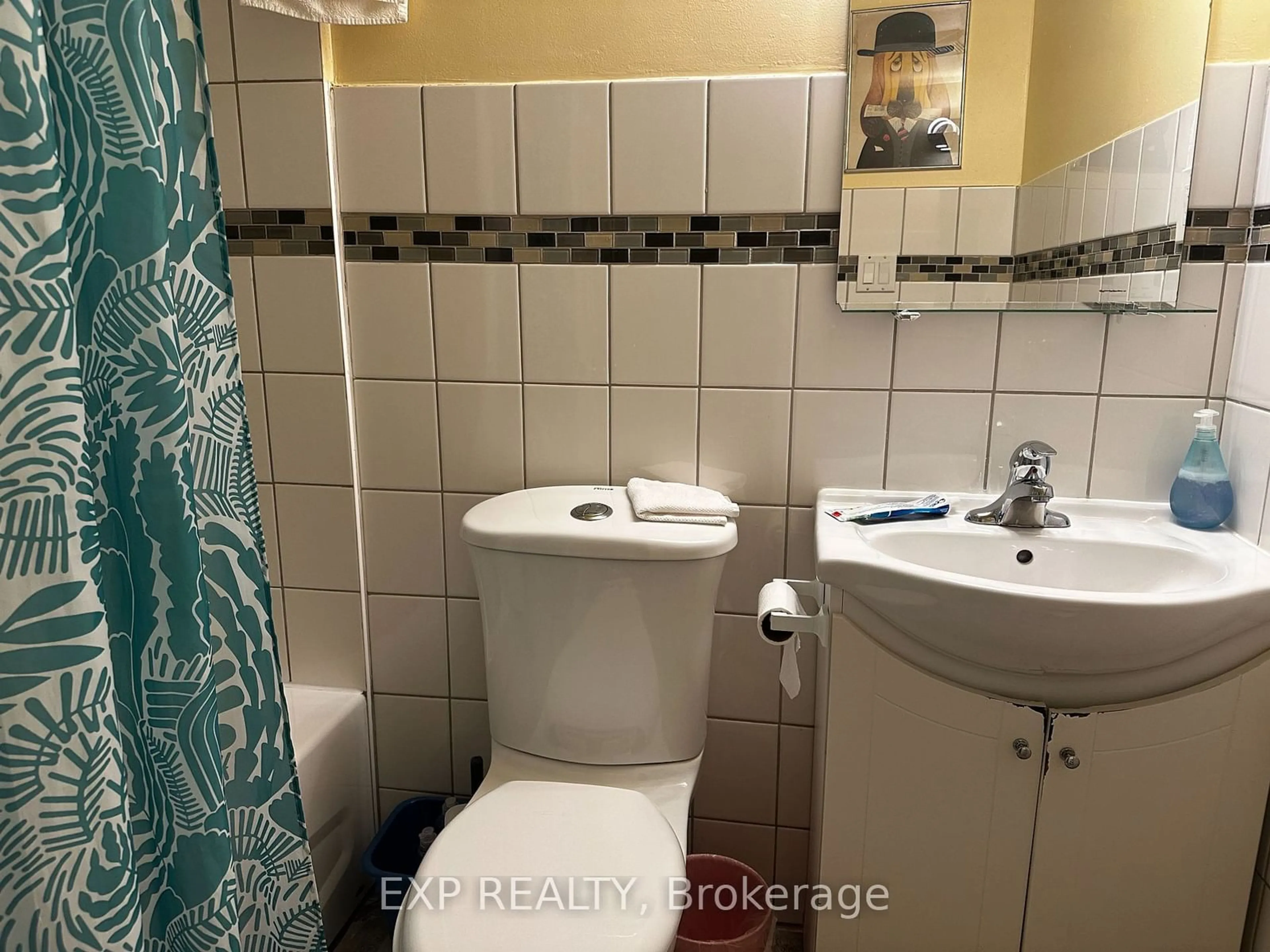 Standard bathroom, unknown for 209 Cedric Ave, Toronto Ontario M6C 3X9