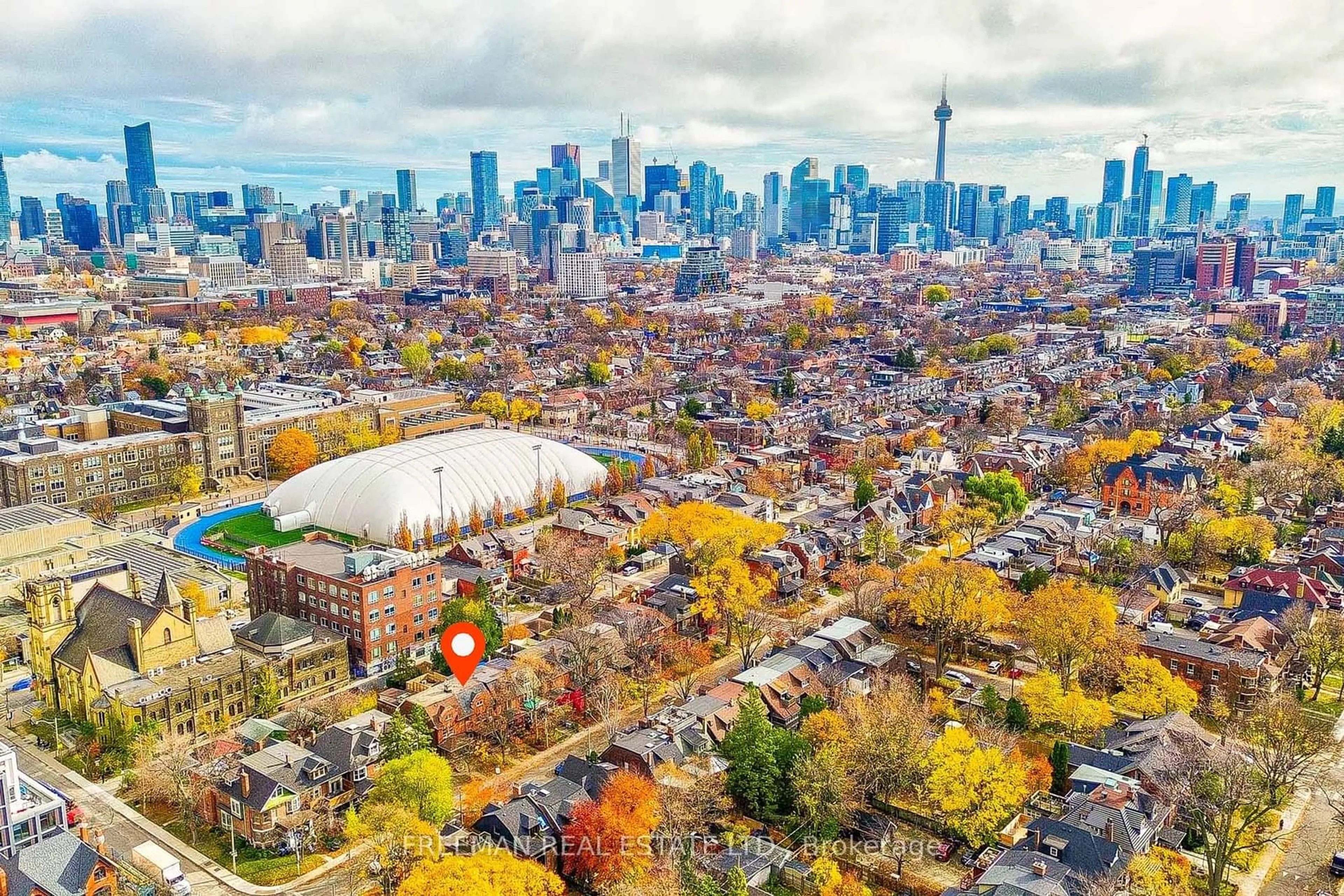 A pic from outside/outdoor area/front of a property/back of a property/a pic from drone, city buildings view from balcony for 555 Markham St, Toronto Ontario M6G 2L6