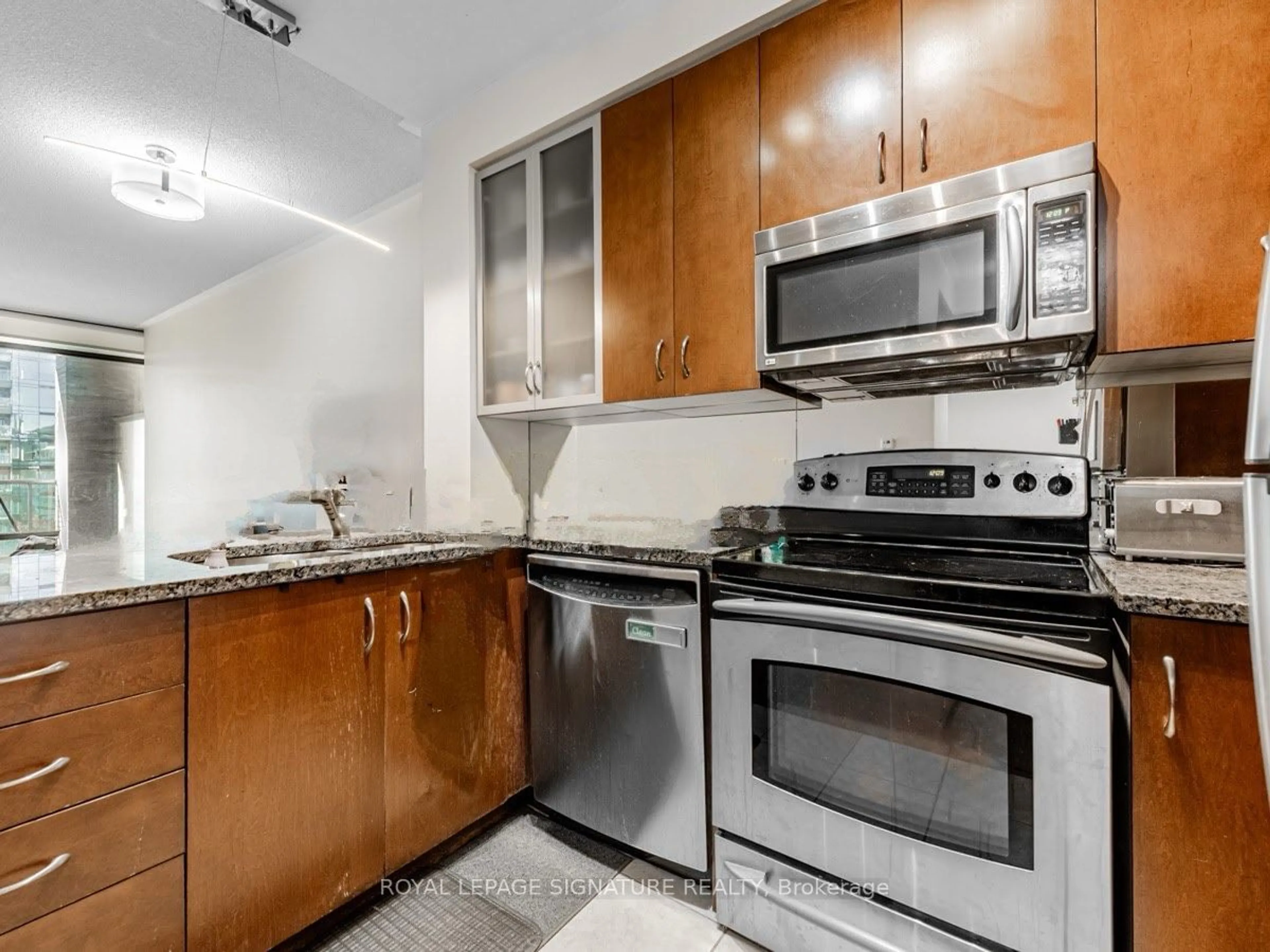 Standard kitchen, unknown for 18 Yorkville Ave #508, Toronto Ontario M4W 3Y8