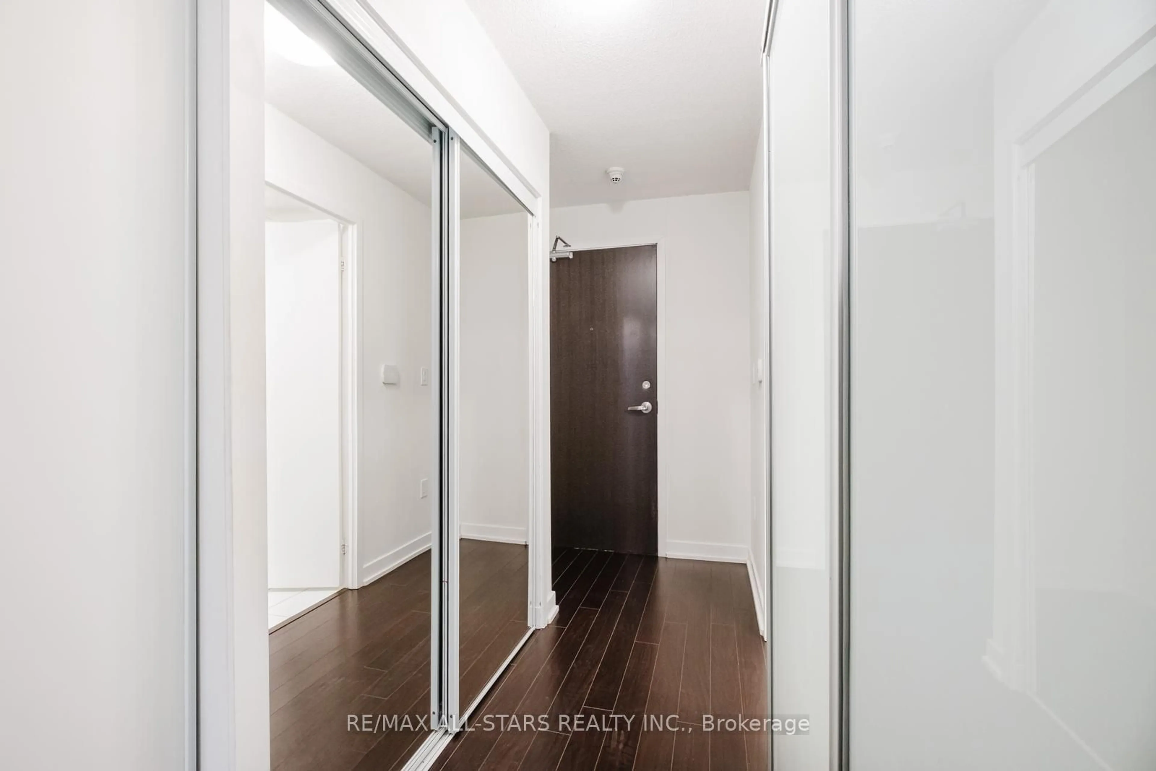 Indoor entryway for 8 Telegram Mews #620, Toronto Ontario M5V 3Z5