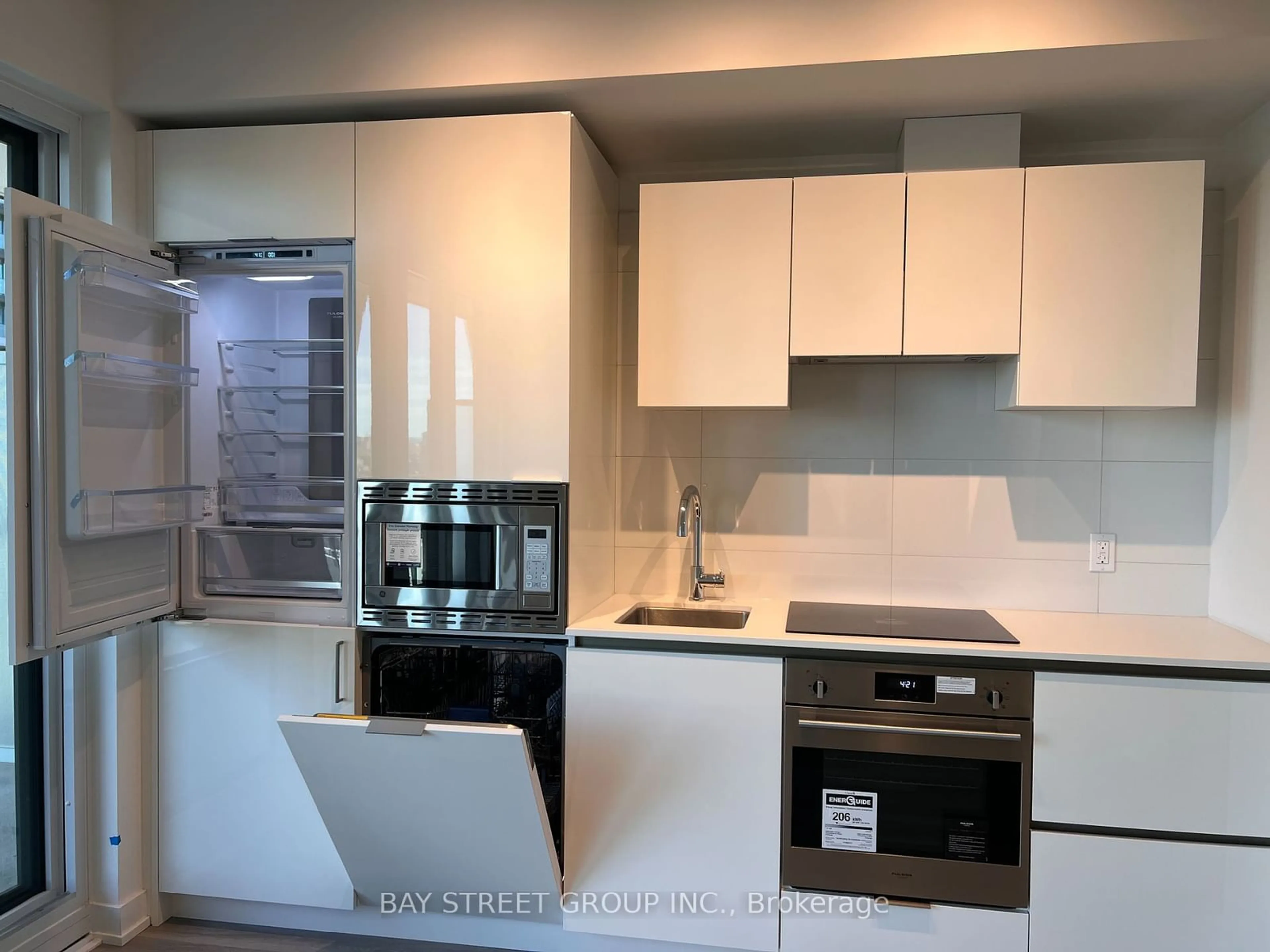 Standard kitchen, unknown for 230 Simcoe St #2020, Toronto Ontario M5T 1T4