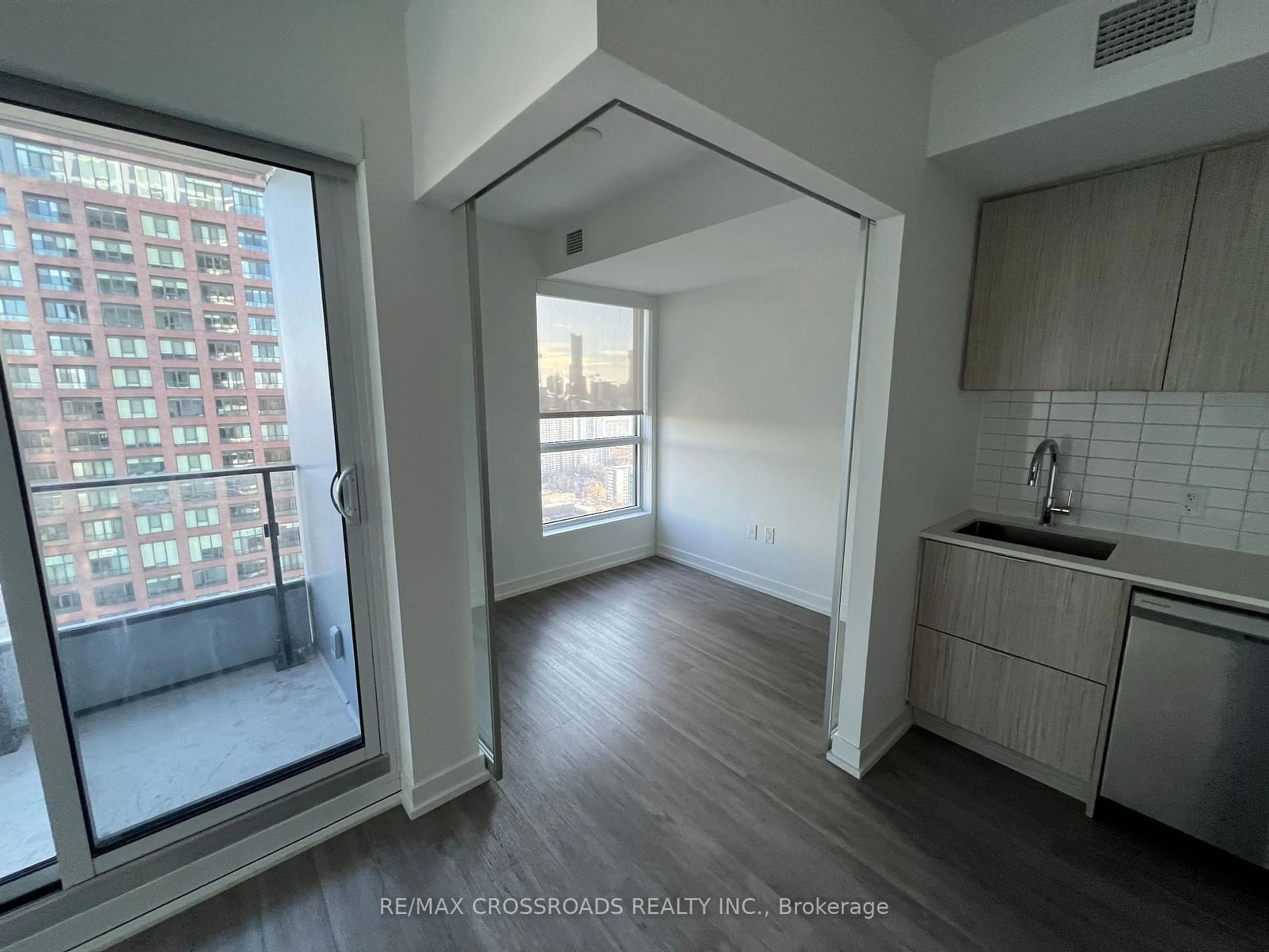 A pic of a room for 395 Bloor St #3101, Toronto Ontario M4W 0B4