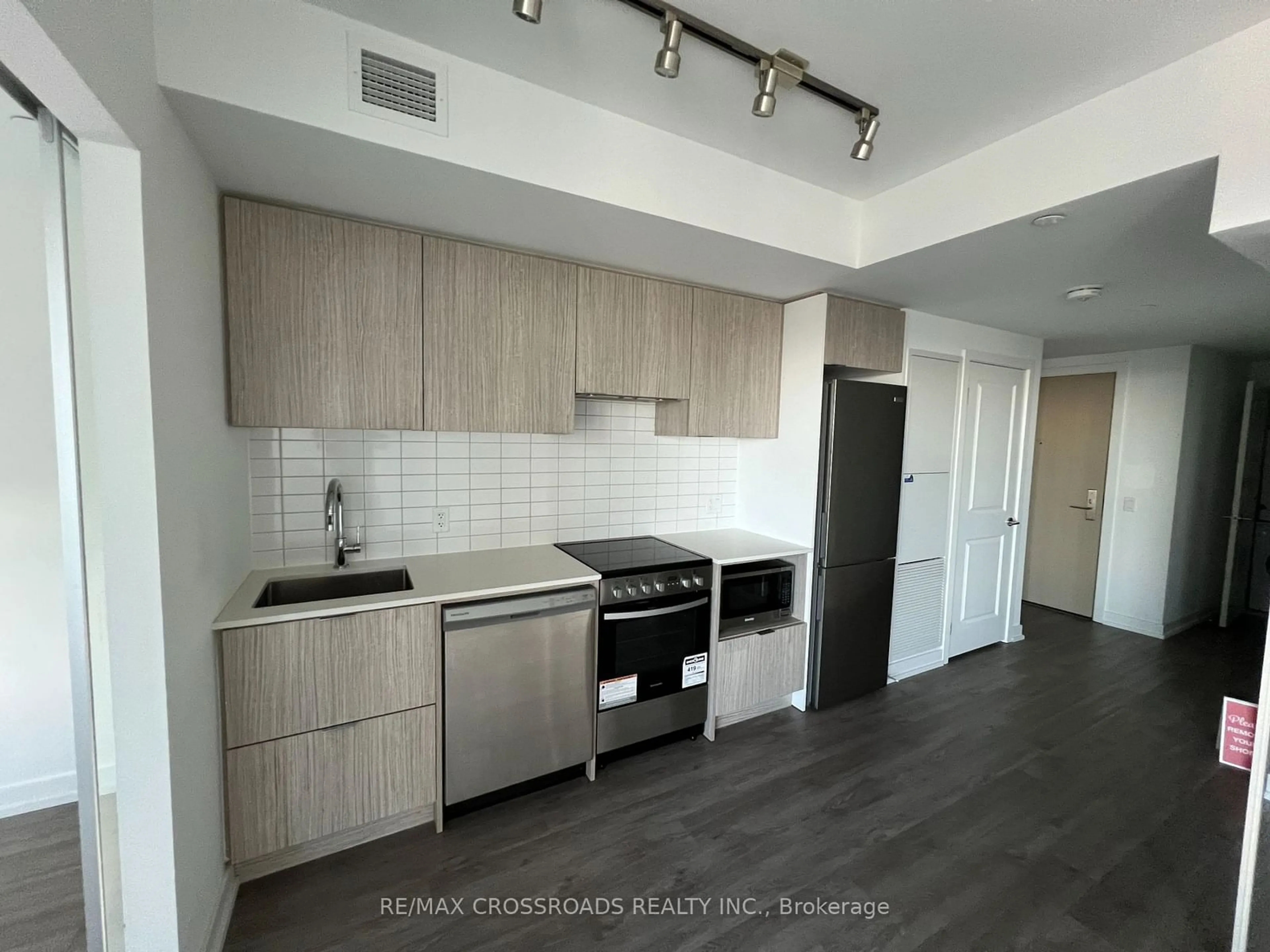 Standard kitchen, wood/laminate floor for 395 Bloor St #3101, Toronto Ontario M4W 0B4