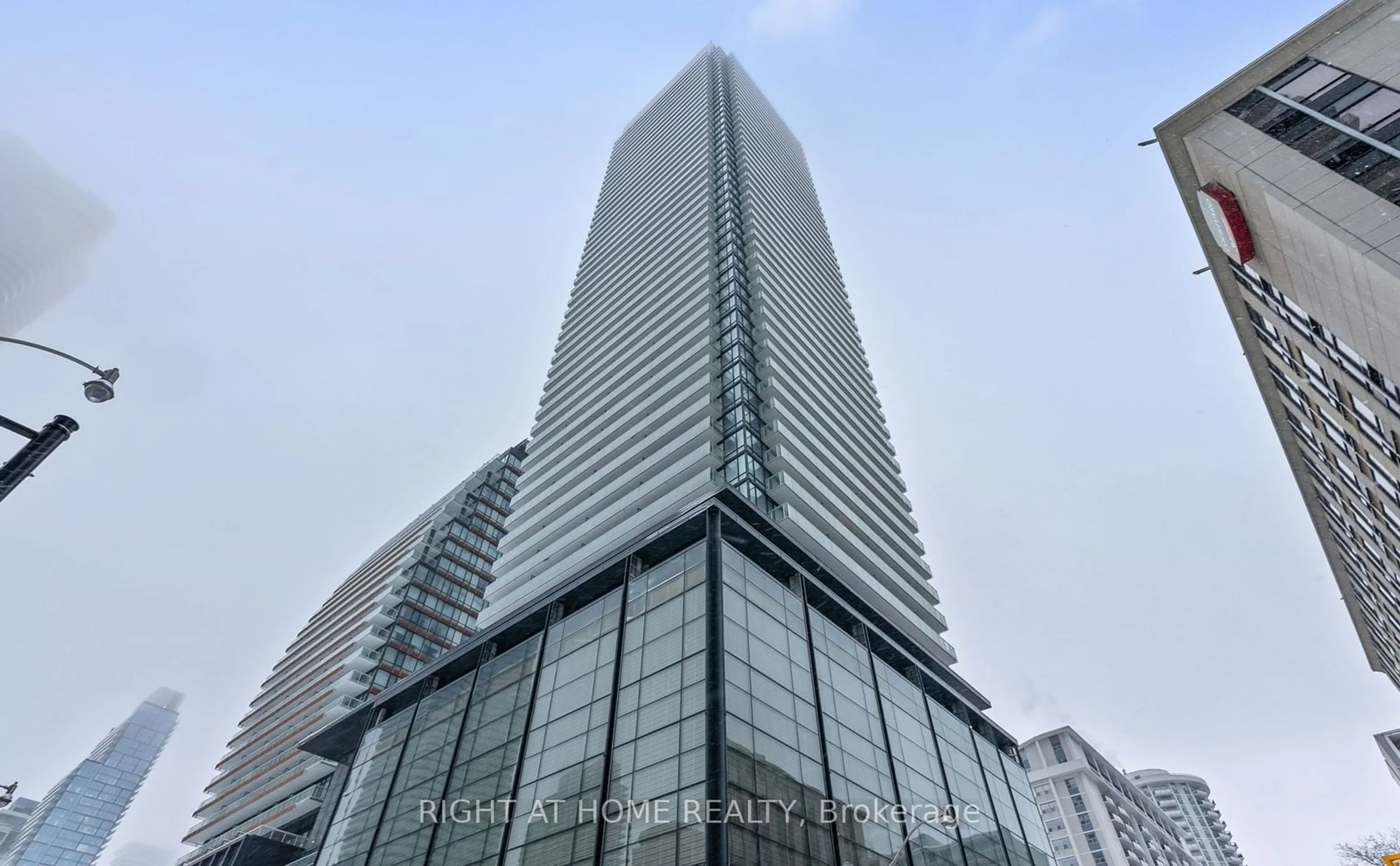 Blurry image for 501 Yonge St #2704, Toronto Ontario M4Y 0G8