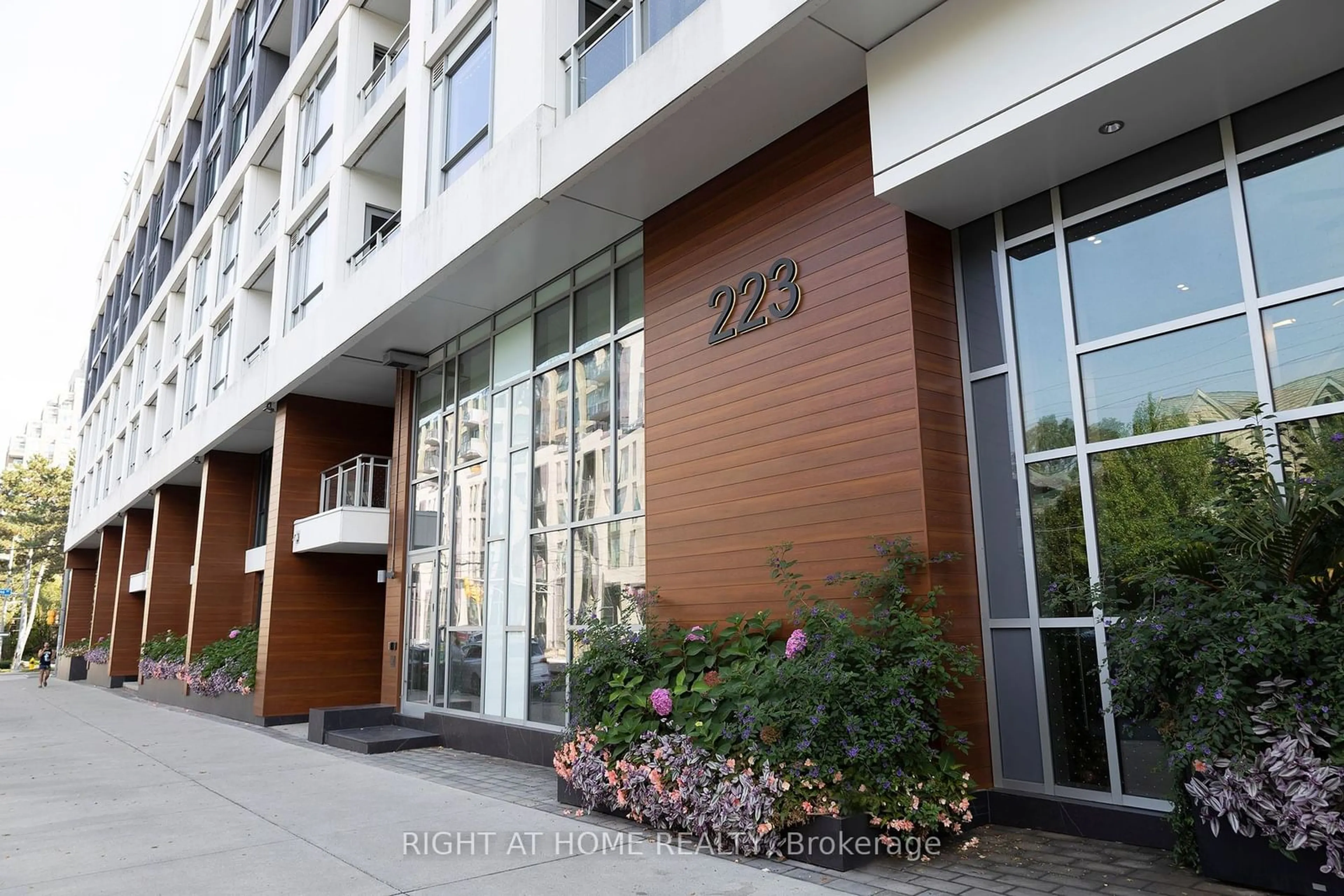 Indoor foyer for 223 St. Clair Ave #0207, Toronto Ontario M4V 0A5