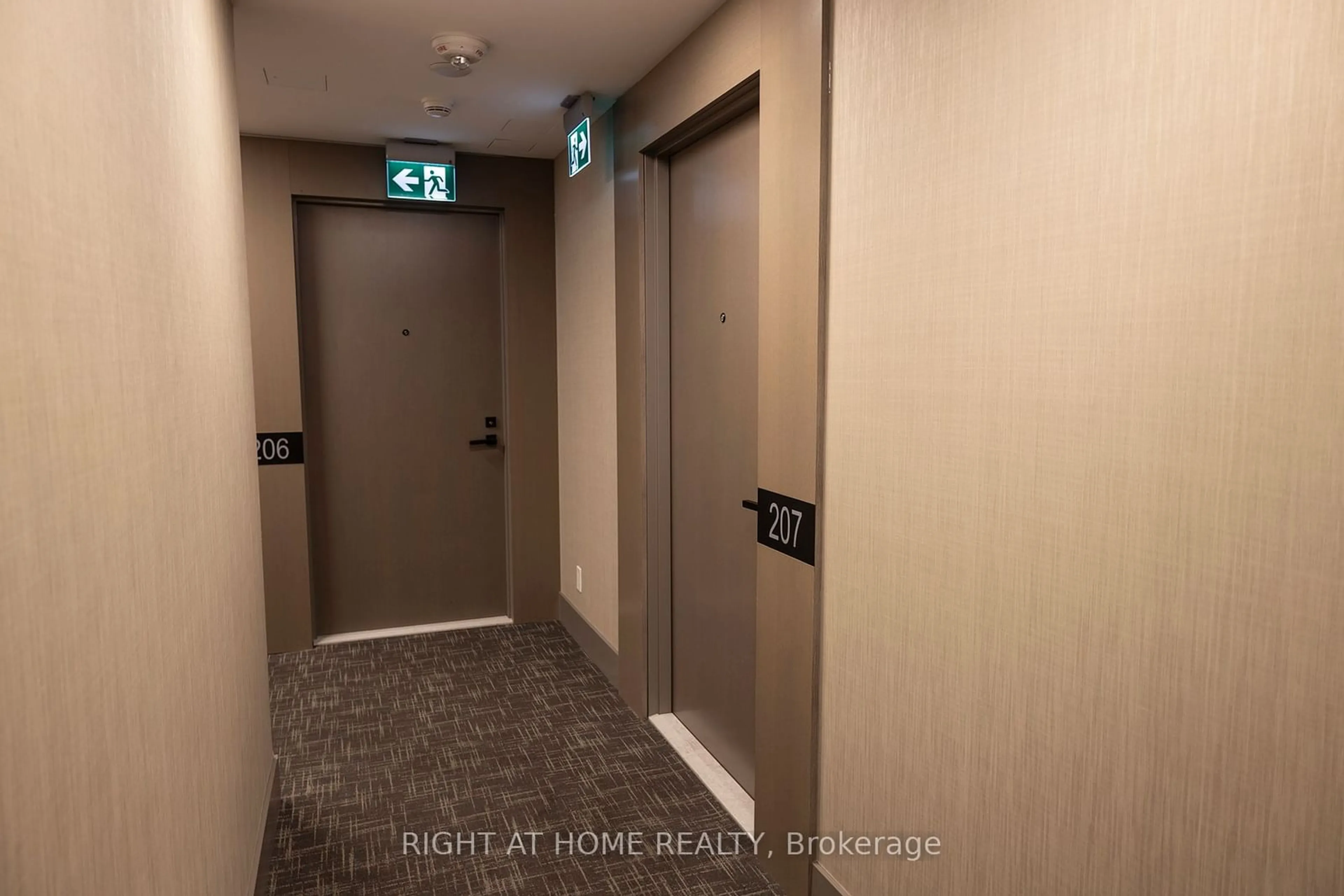 Indoor foyer for 223 St. Clair Ave #0207, Toronto Ontario M4V 0A5