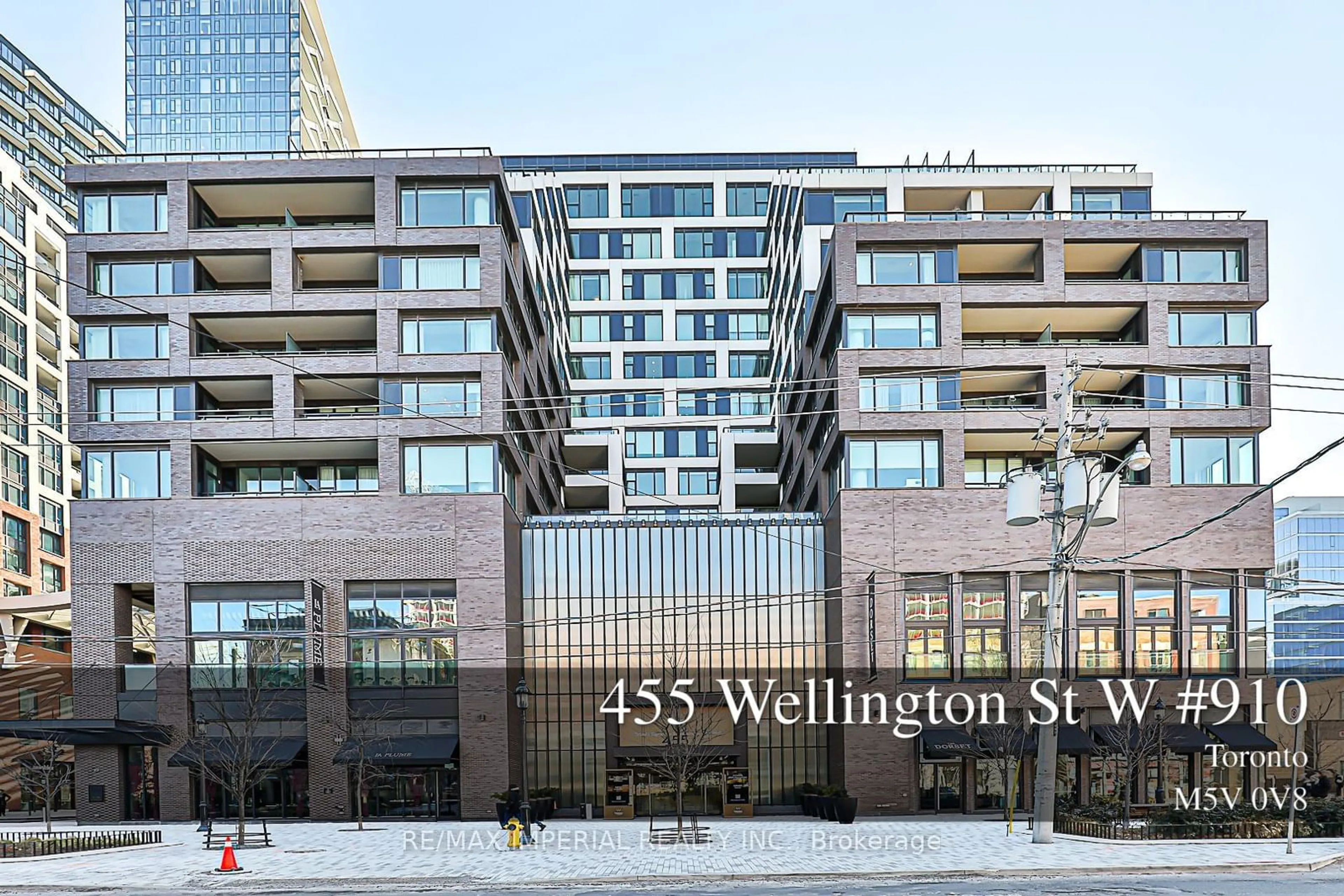 A pic from outside/outdoor area/front of a property/back of a property/a pic from drone, unknown for 455 Wellington St #910, Toronto Ontario M5V 0V8