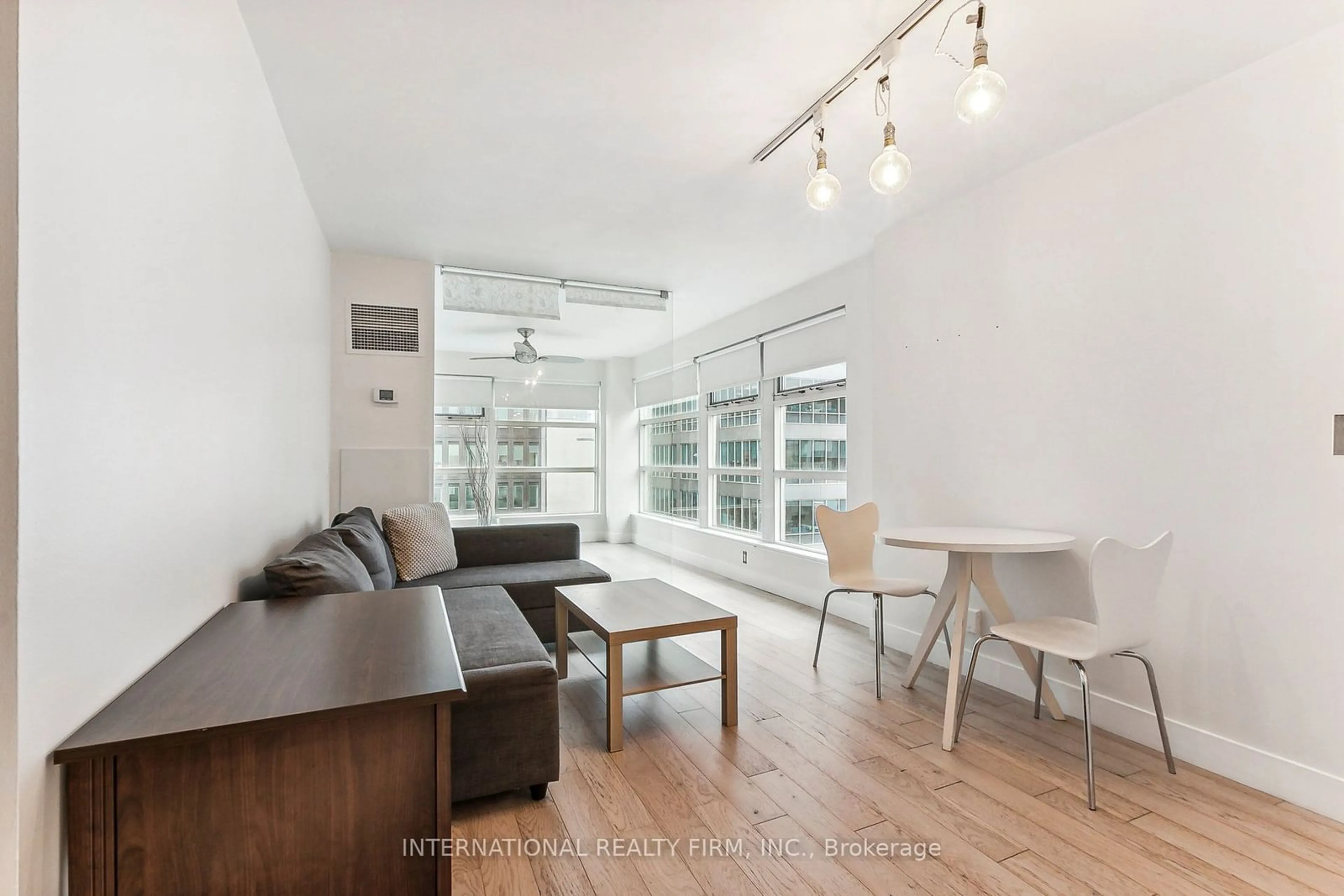 Living room with furniture, wood/laminate floor for 50 Lombard St #1404, Toronto Ontario M5C 2X4