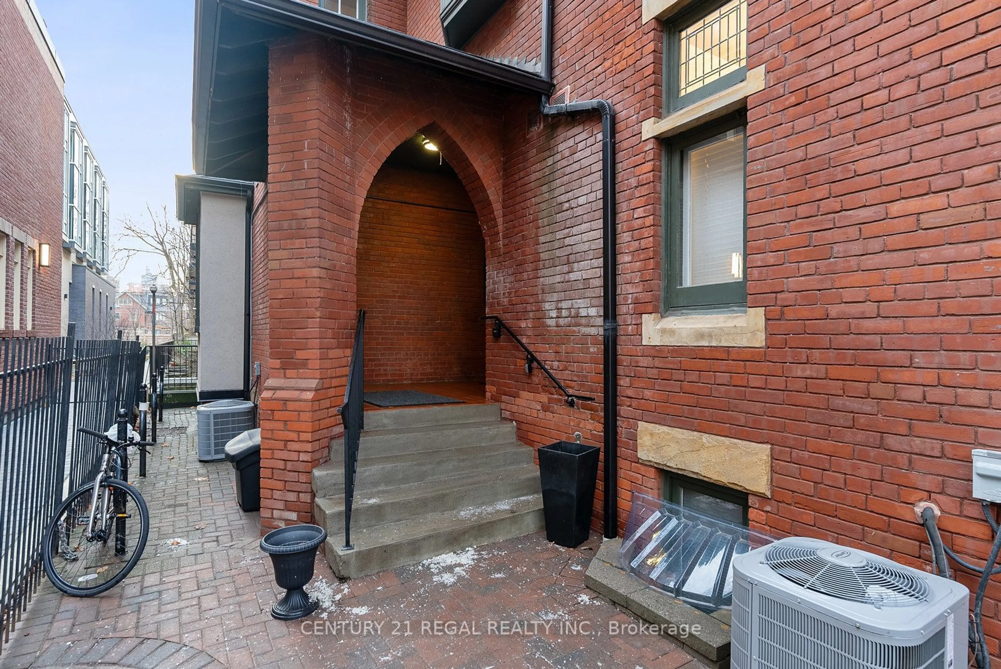 Unknown for 228 St George St #3, Toronto Ontario M5R 2N5